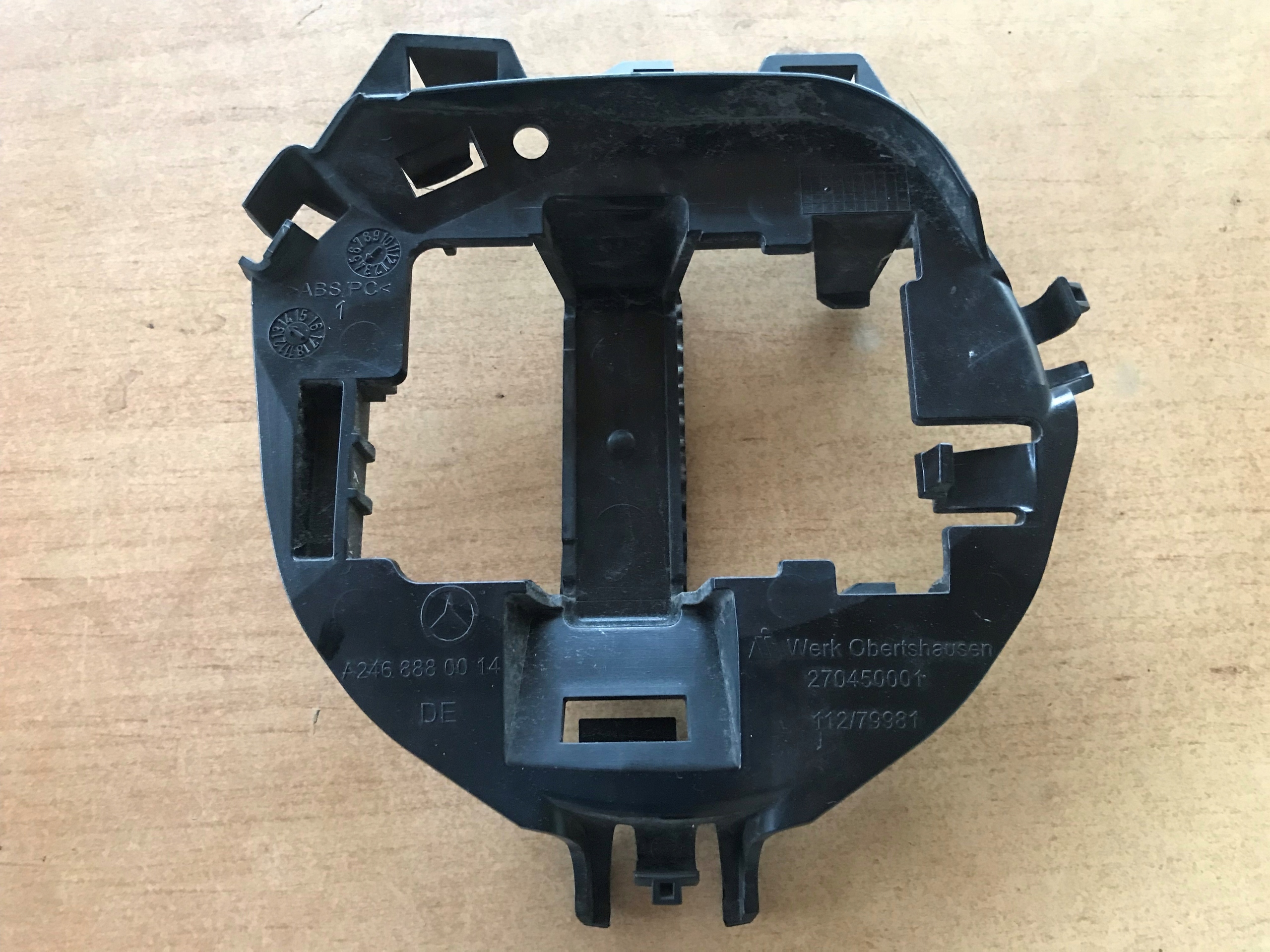 2468880014 - MERCEDES A класс W176 DISTRONIC радар кронштейн