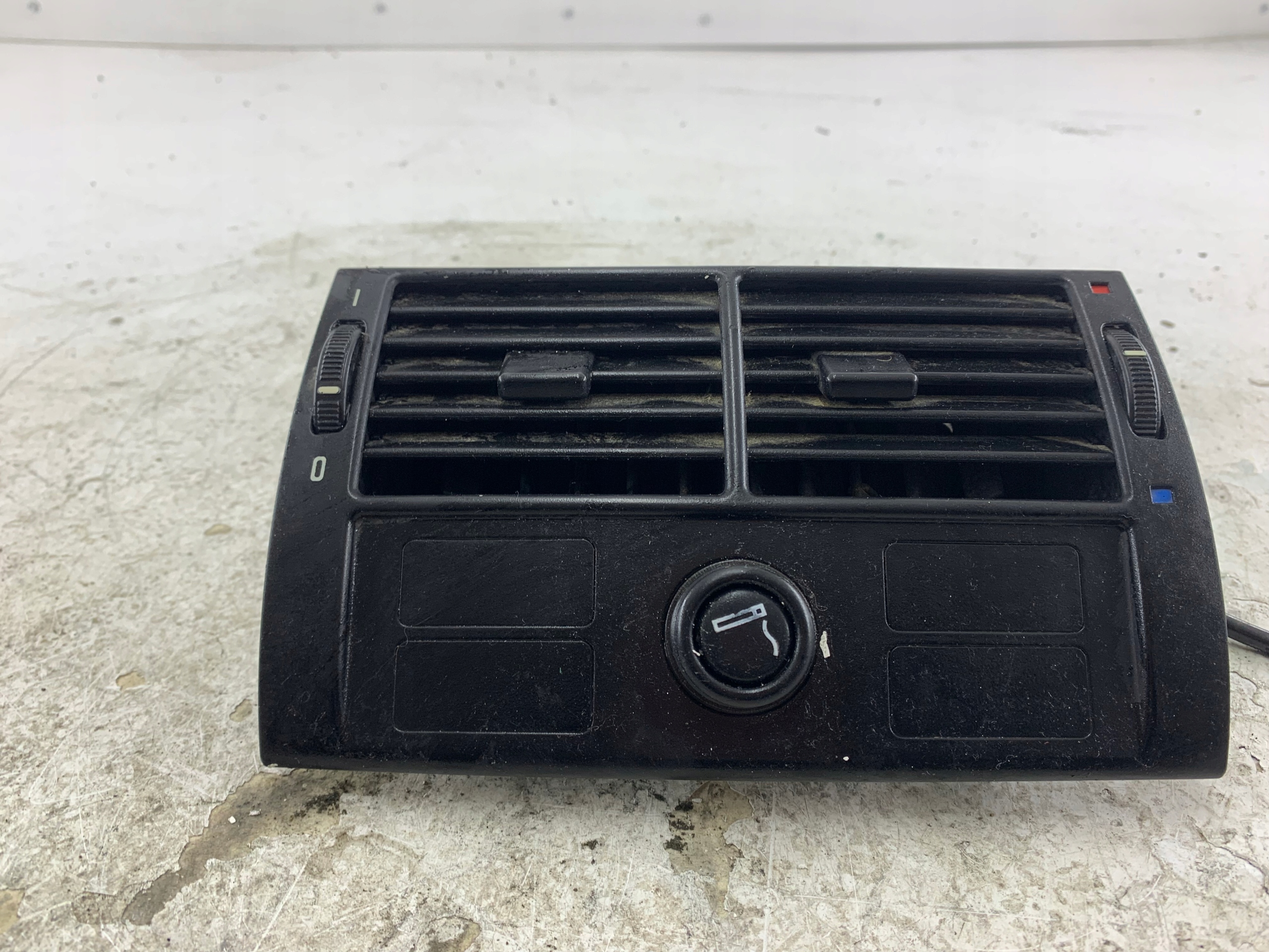 BMW E53 X5 grid air conditioning devices rear part 8409081