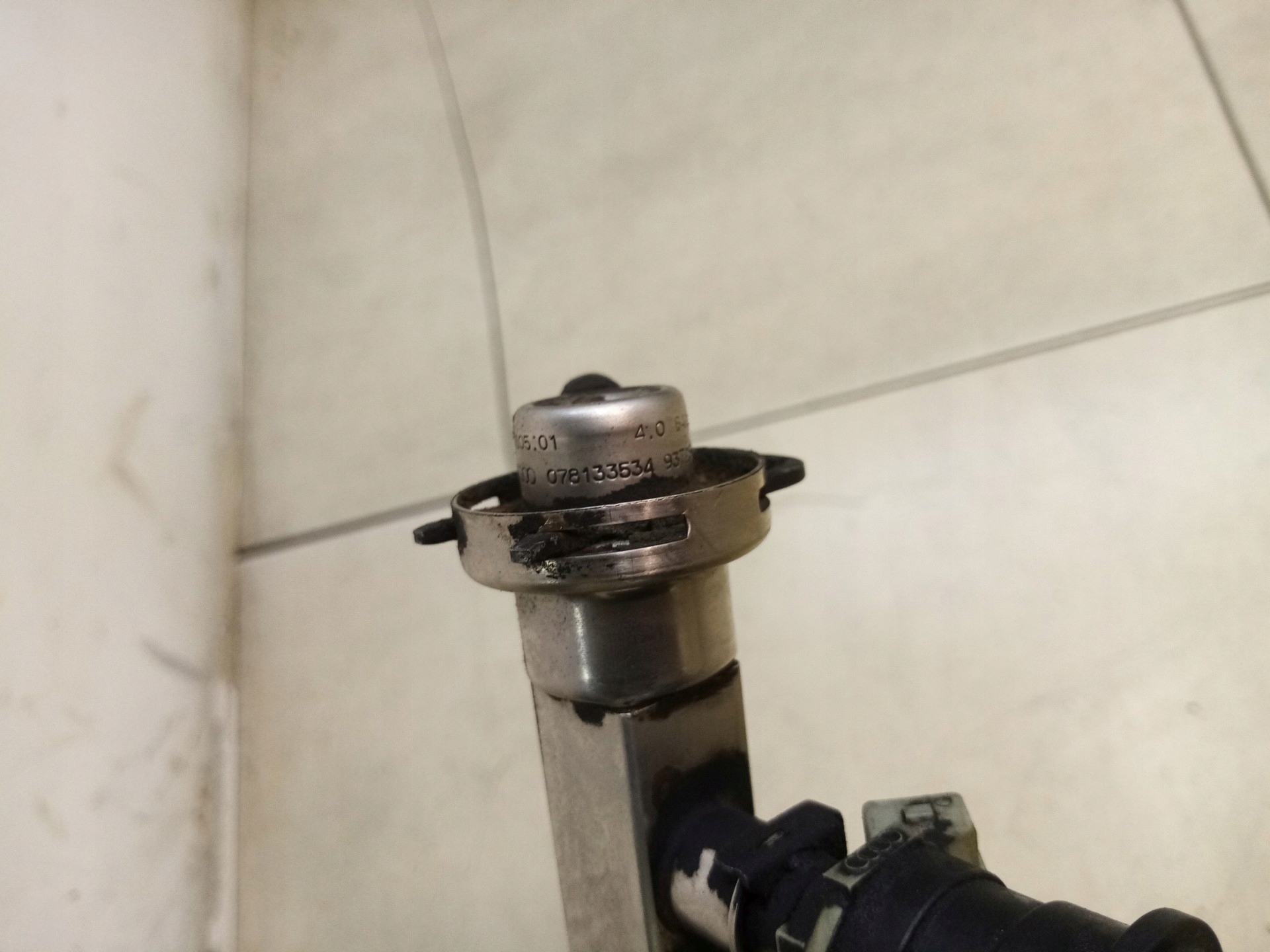 Kraftstoffverteiler Einspritzleiste AUDI 2.0
