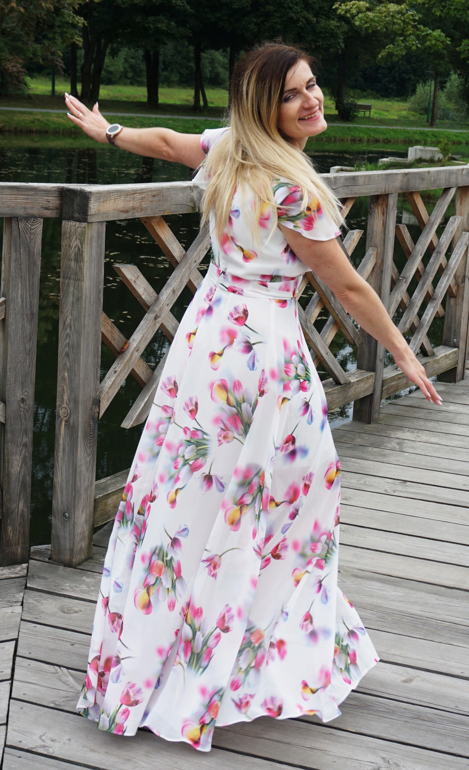 SUKIENKA DŁUGA ZWIEWNA TULIPANY SZEROKI DÓŁ r. 44 Rękaw krótki rękaw