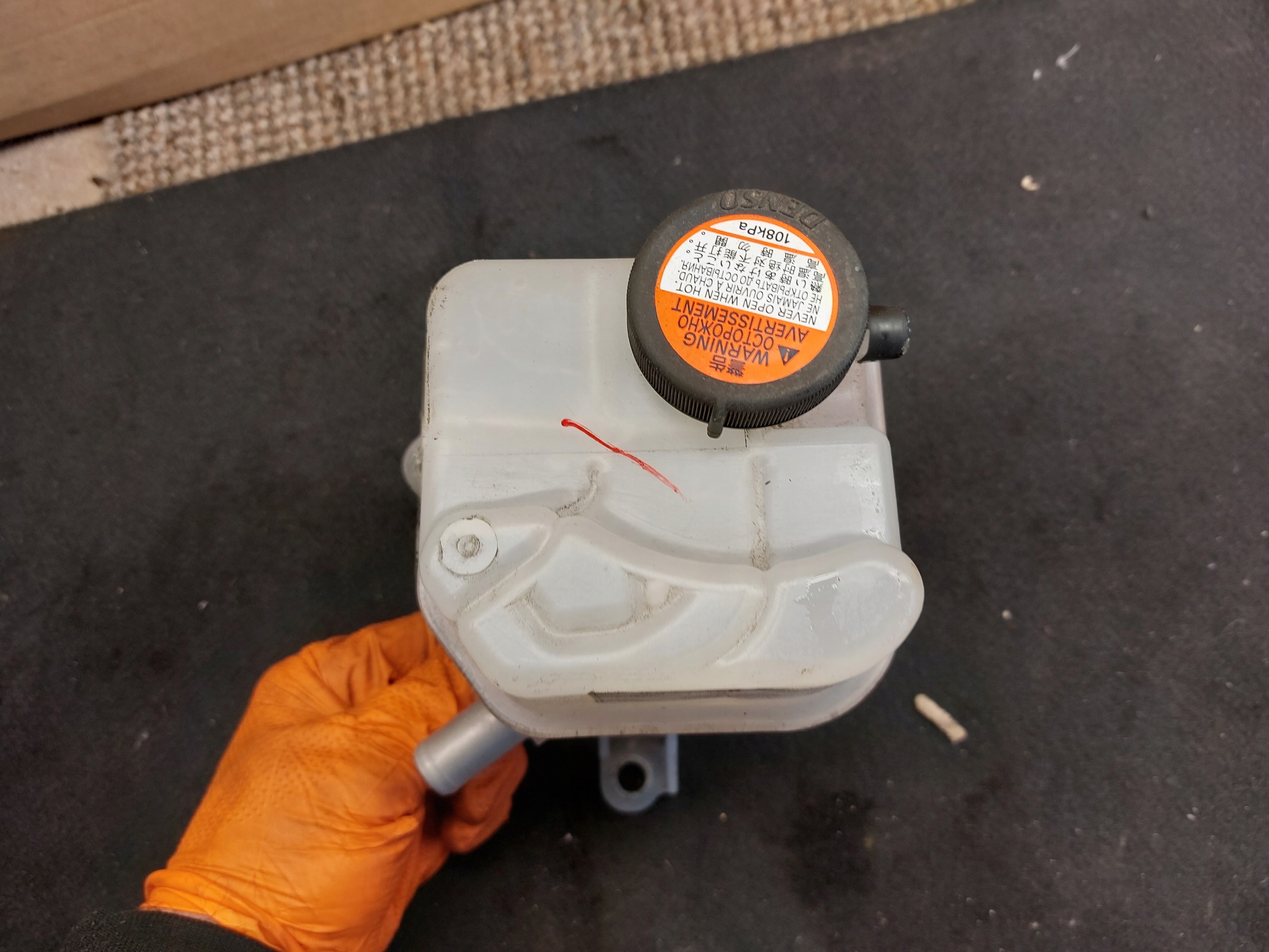Réservoir eau LEXUS CT200H 16r