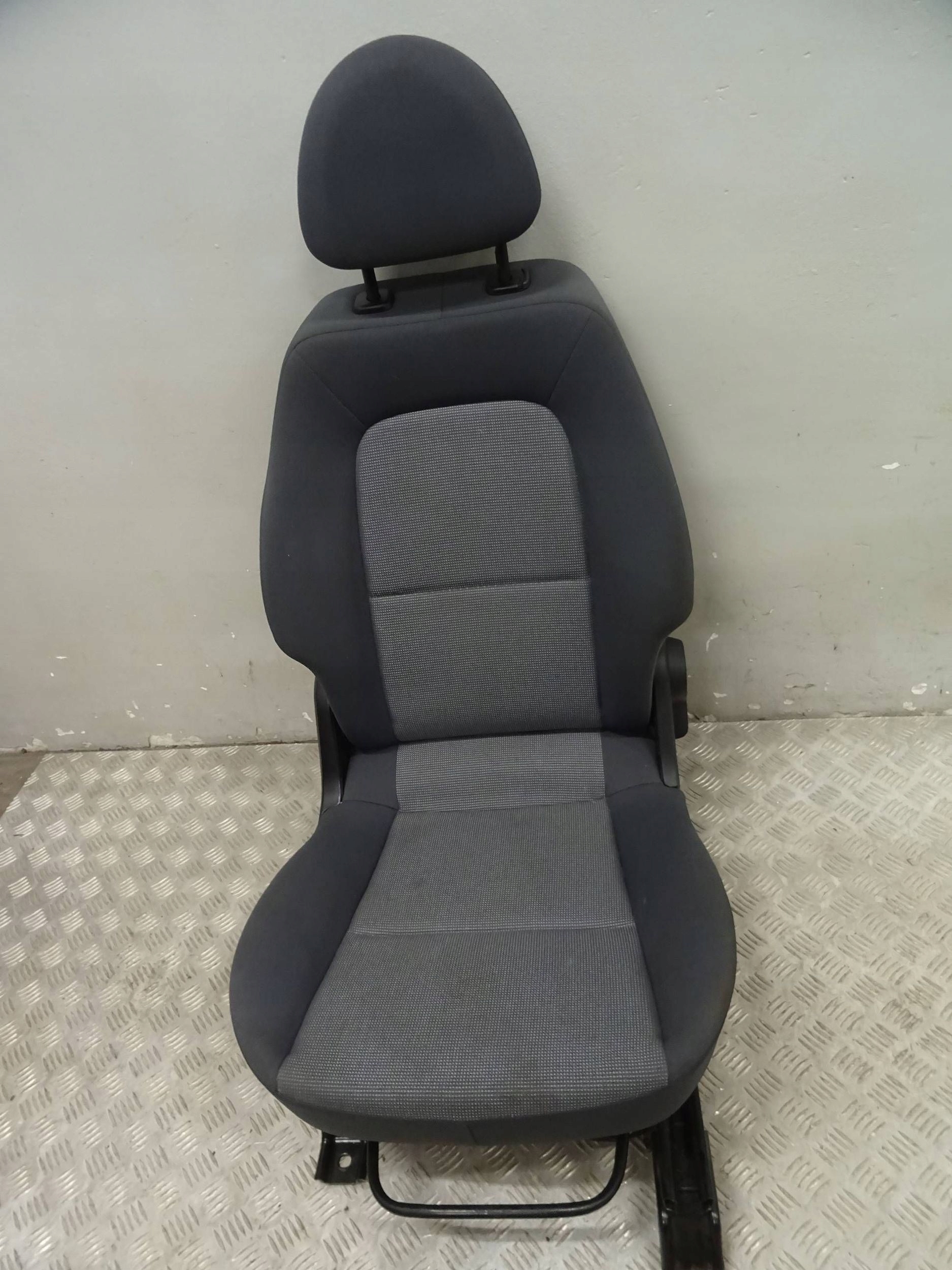 кресло пассажира правый передний mitsubishi Colt 6 5D HB NR194