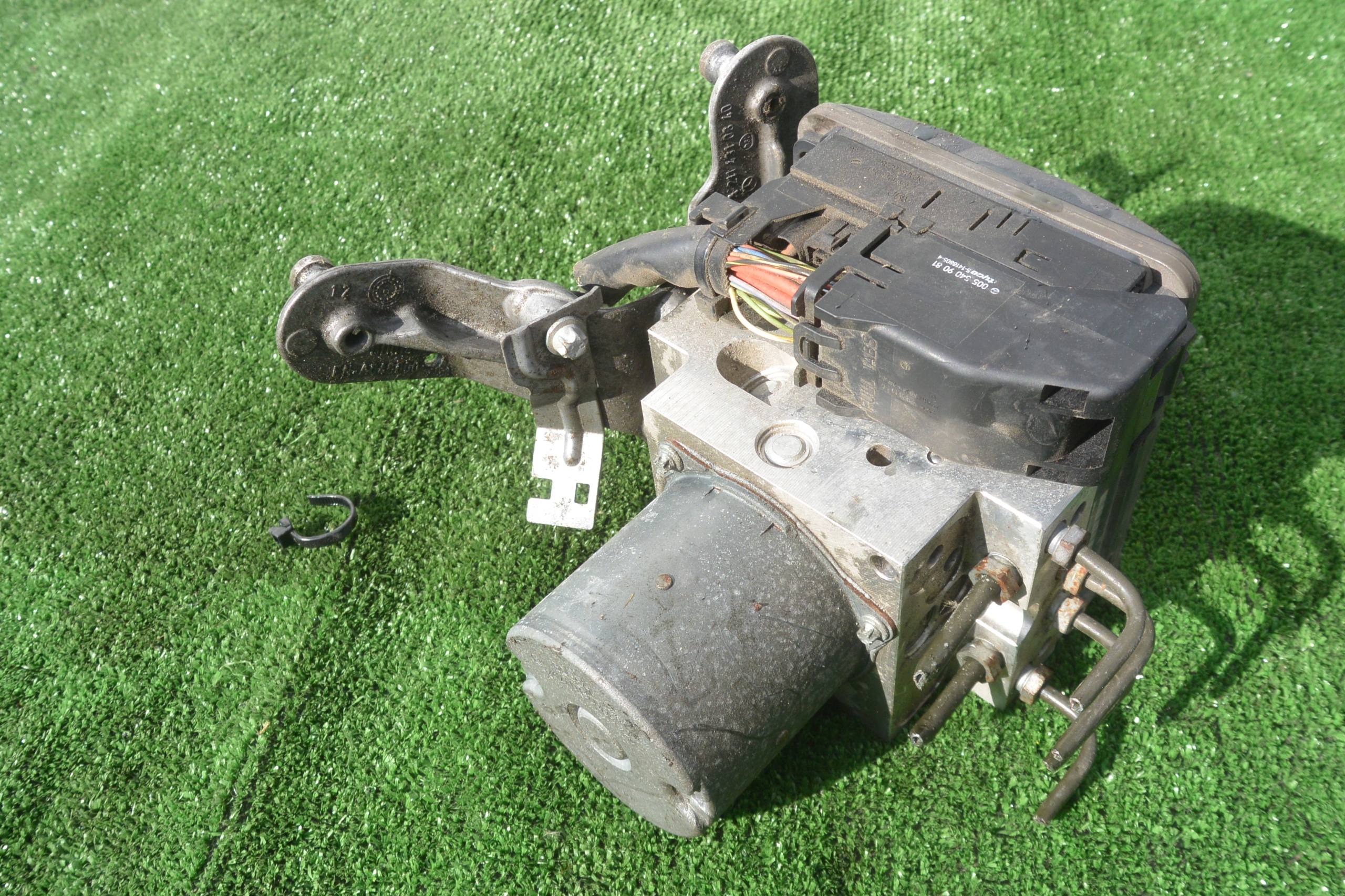 pump ABS control unit MERCEDES-BENZ E-KLASA CLS-KLASA W211 W219 6.3 AMG