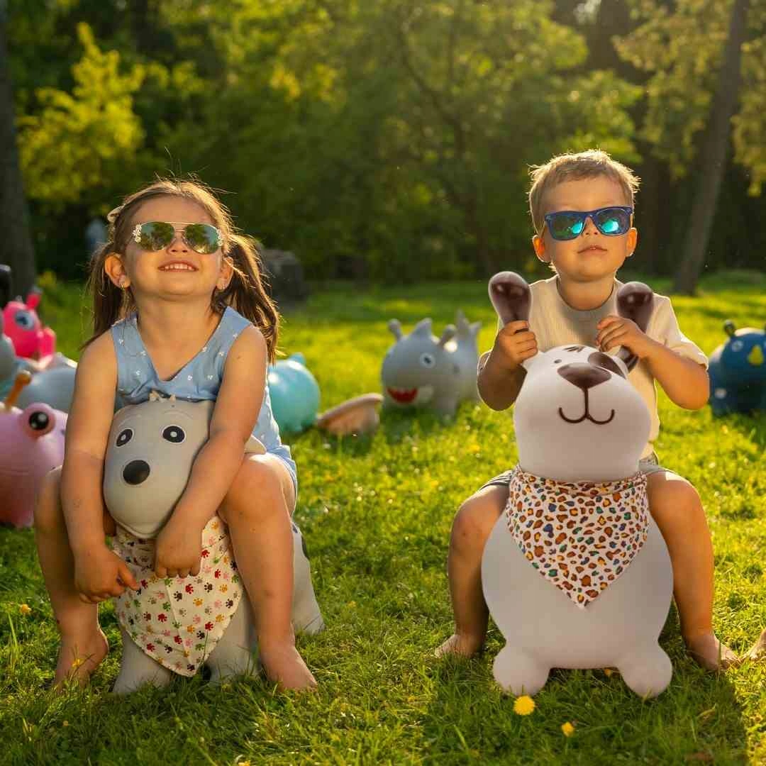 Skoczek gumowy dla dzieci REKSIO 60 cm szary z bandaną do skakania z pompką Wysokość produktu 55 cm