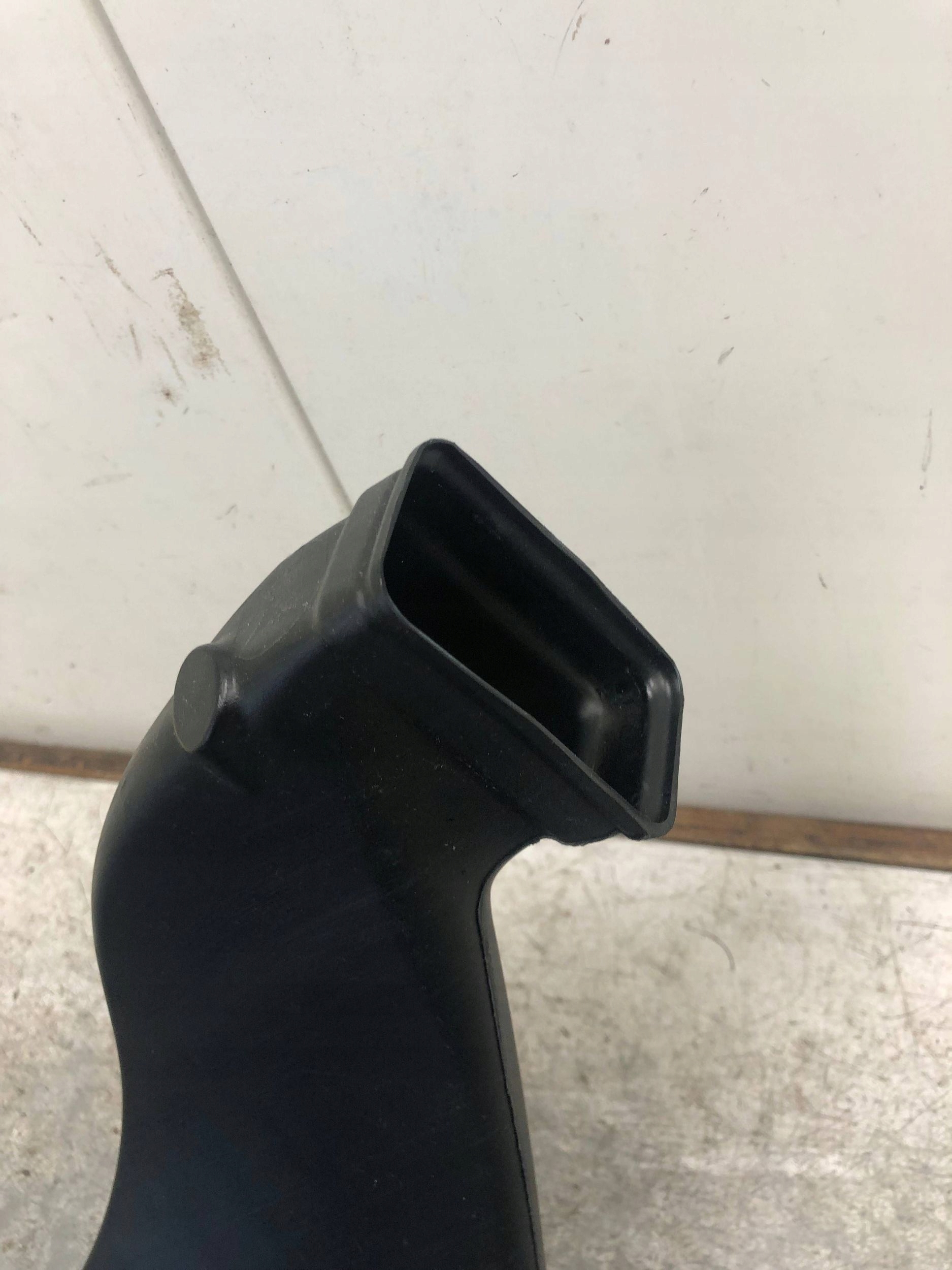 drain air right VW PASSAT B8 5Q0819806E