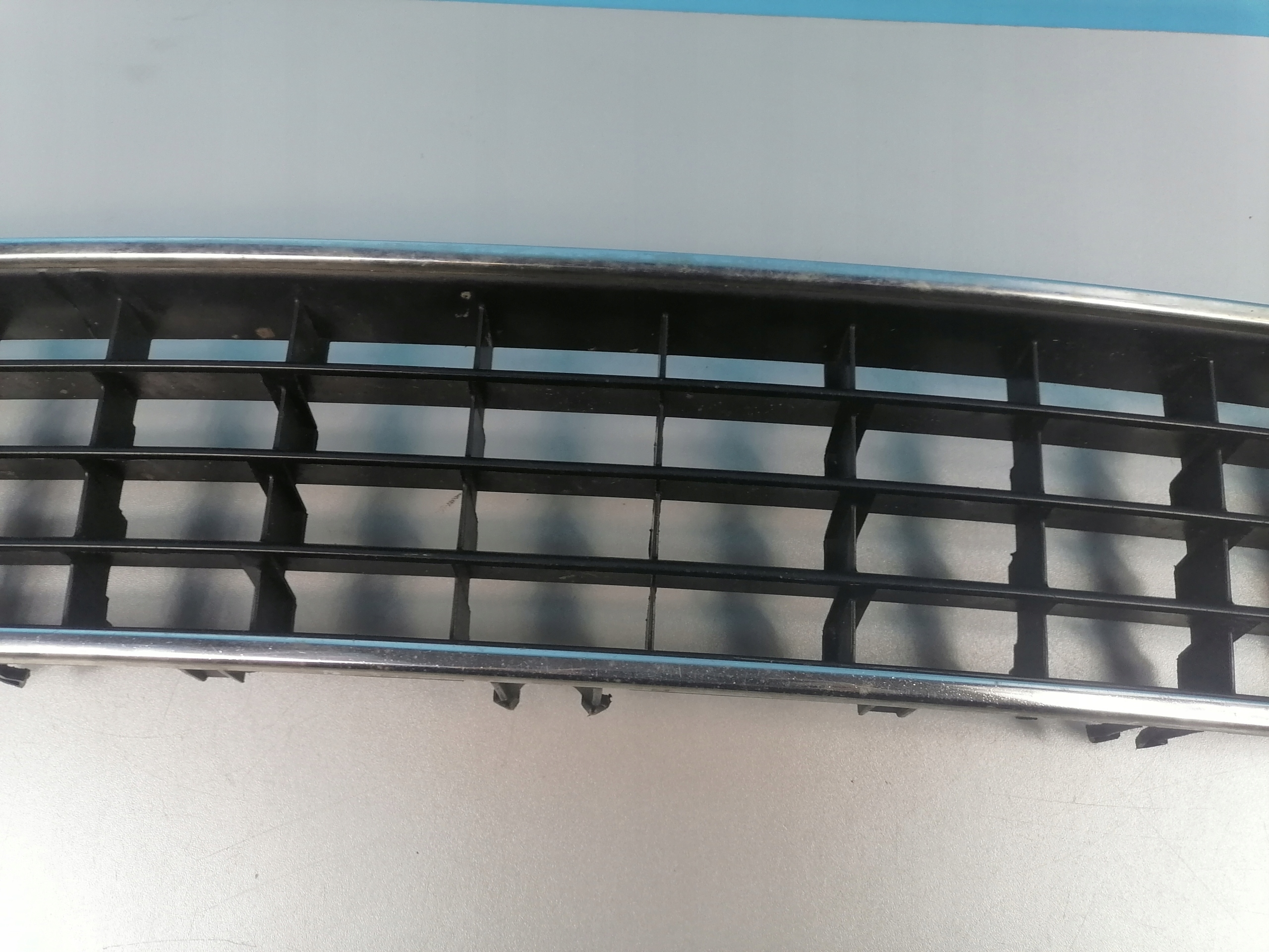 Lüftungsgitter mitte der Stoßstange AUDI A6 C5 4B0807683L