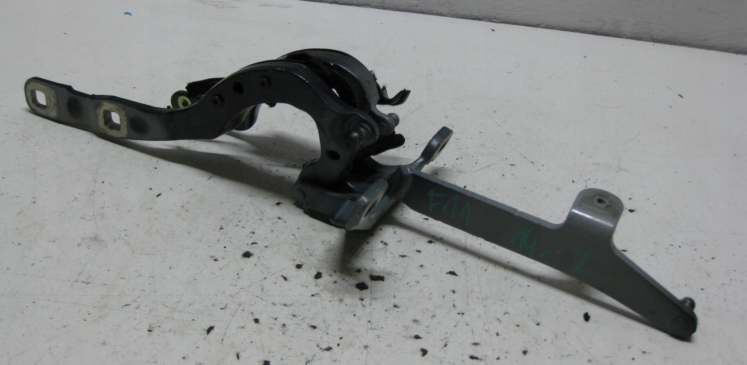 BMW F11 2.5 D 14R hinge bonnet boot left 7206639
