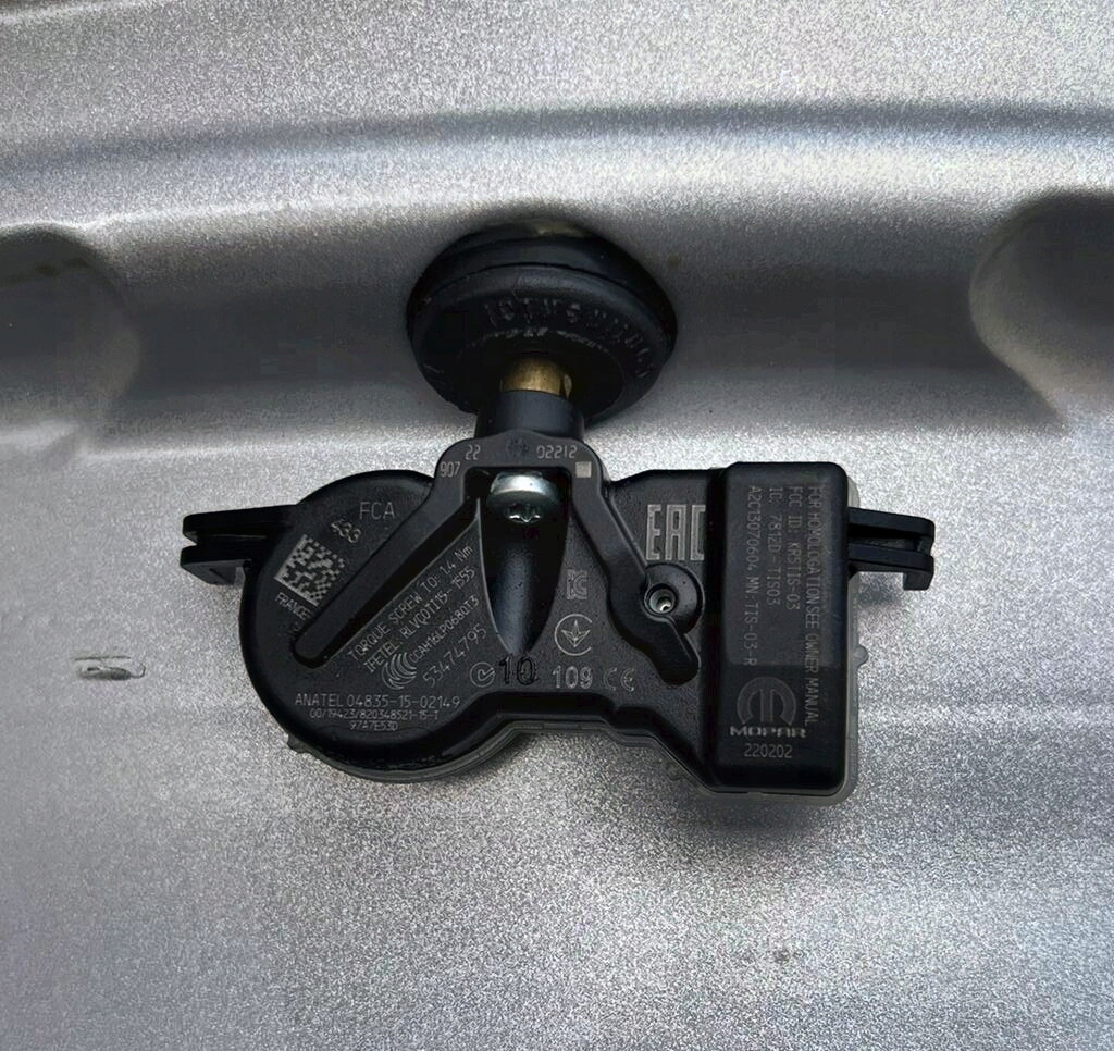 4x NOWE Felgi OE JEEP RENEGADE COMPASS 7x17 5x110 ET40 735577525 + TPMS Model 735577525