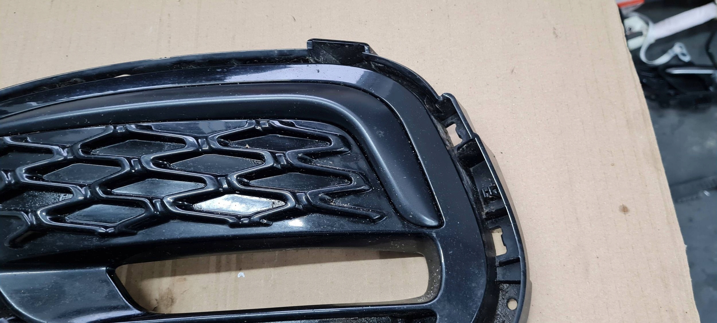Chrysler Pacifica 2022 mřížka mlhovky nárazníku levá levý předek 6WF65TRMAC