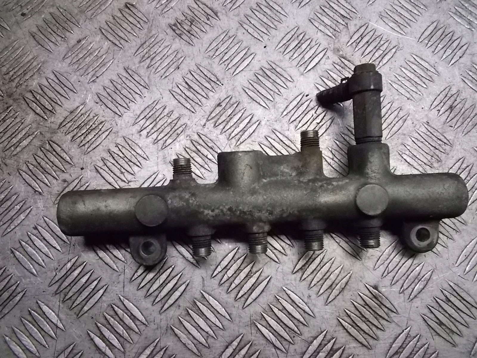 топливная рейка mazda MPV II 2.0 DI