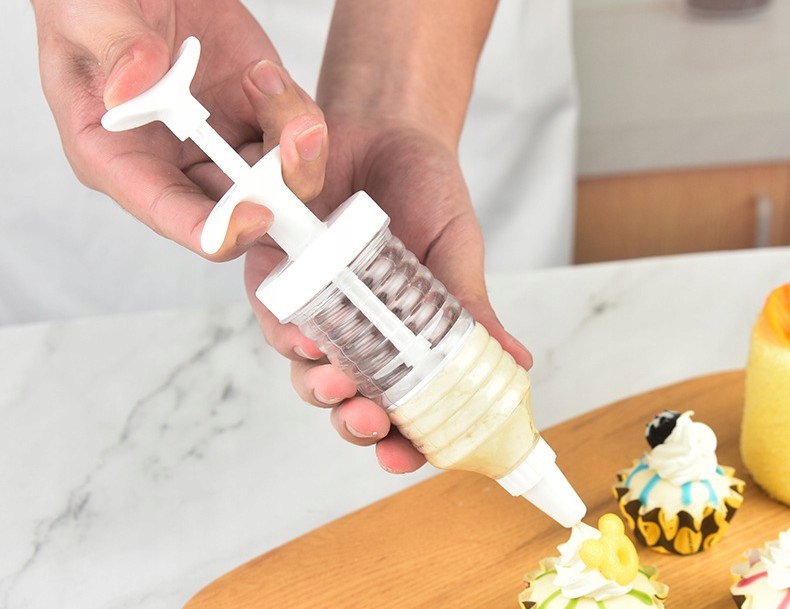 DEKORATOR do TORTÓW CIAST STRZYKAWKA + 8 KOŃCÓWEK Kod producenta 131031041