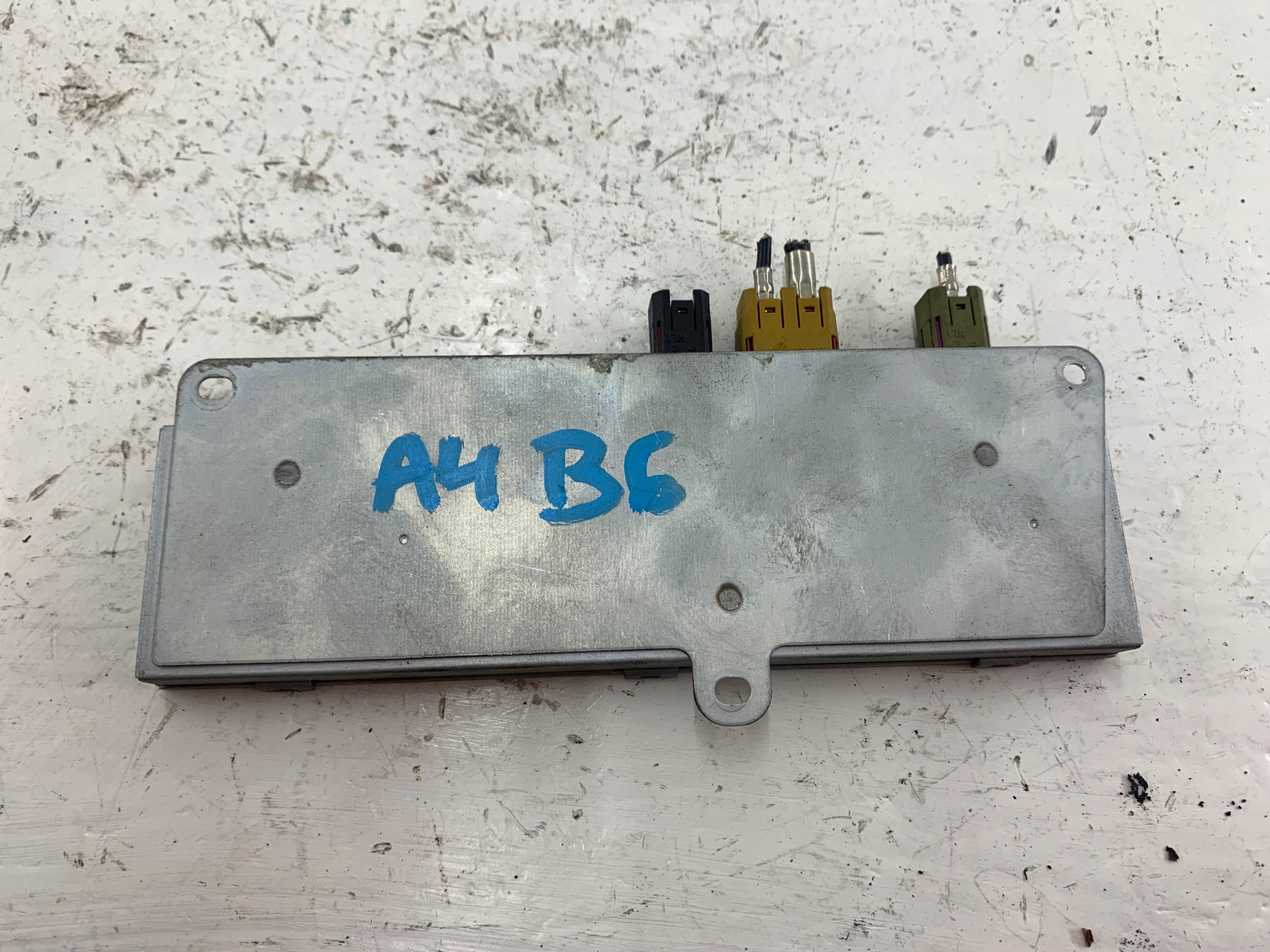 AUDI A4 B6 B7 module antenna amplifier 8E9035225B