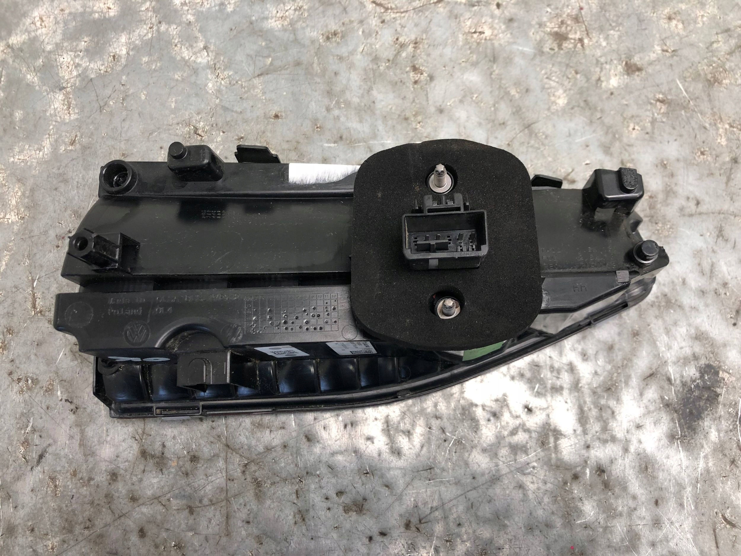 light right rear part to the bonnet VW T7 7T0945094B