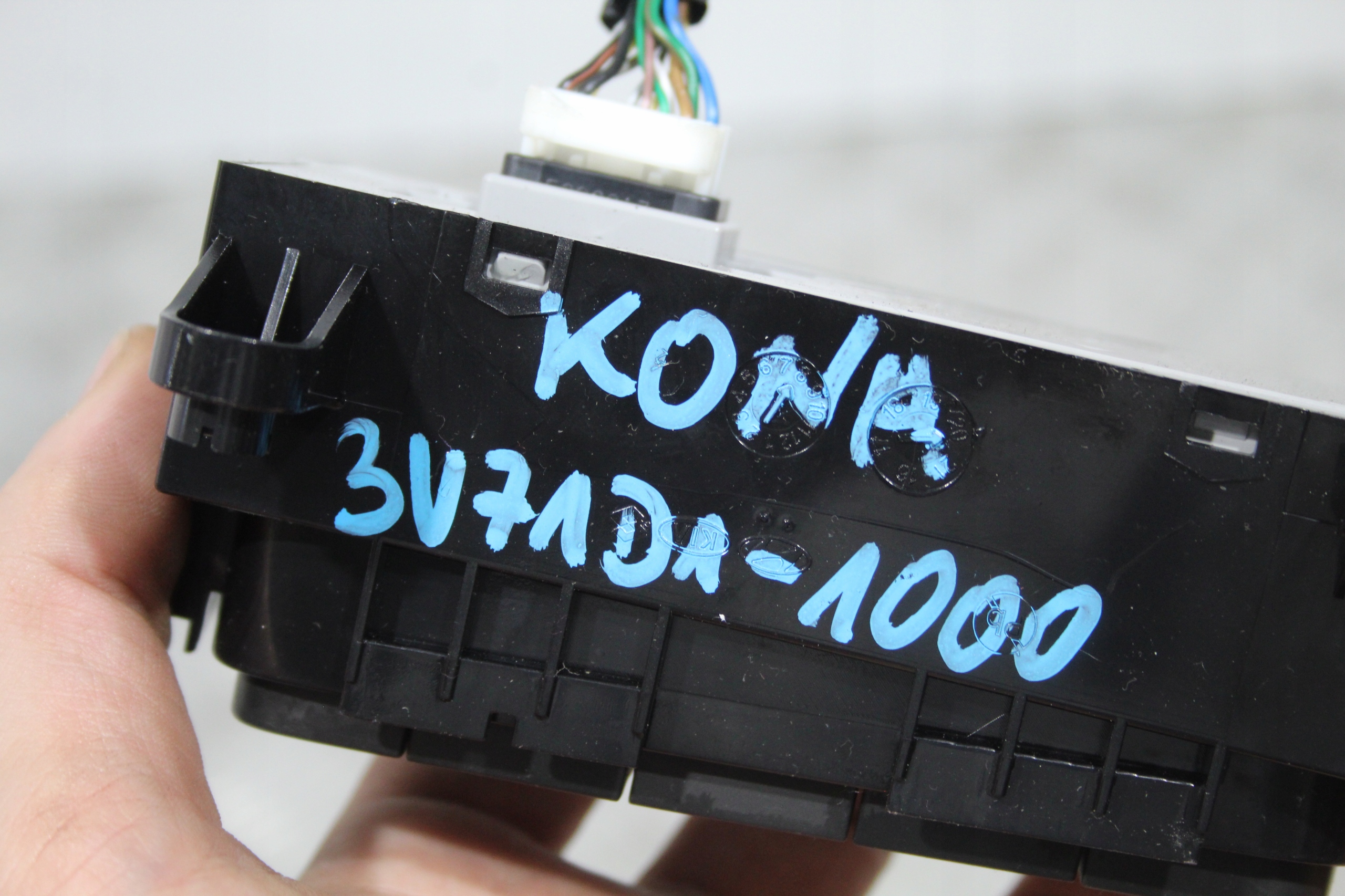 Commandes Console HYUNDAI KONA LIFT 3V71D1-1000