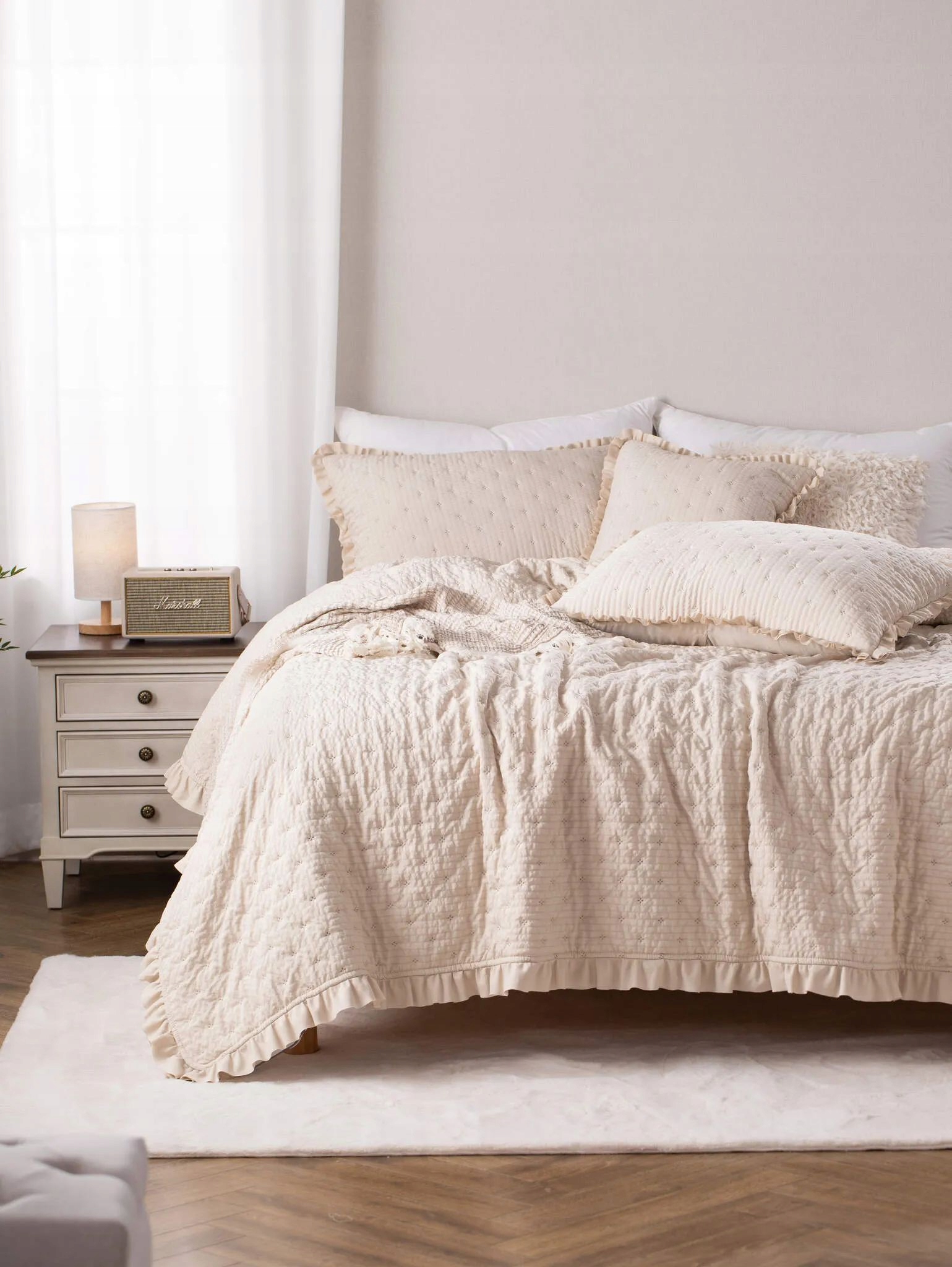 Dekorativní přehoz s vroubkovanou strukturou Amour 160x220 béžový s volánkem