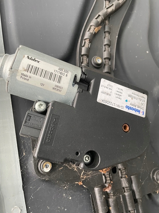 1722063 - BMW F01 F02 двигатель люка управления