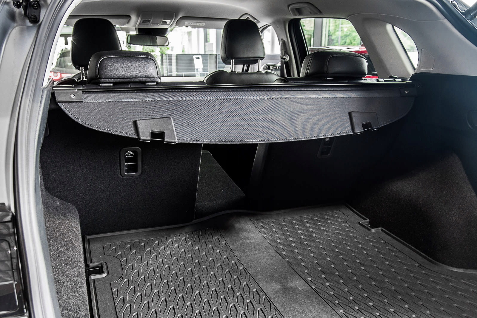 MAZDA CX-5 KF 2017- ROLETA BAGAŻNIKA KB7WV1350 Jakość części (zgodnie z GVO) O - oryginał z logo producenta pojazdu (OE)