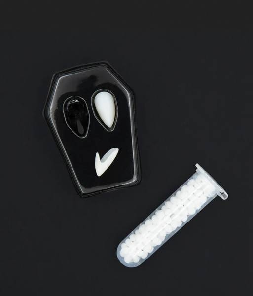 KŁY WAMPIRA DŁUGIE 13MM HALLOWEEN Z KLEJEM Marka PartyPal