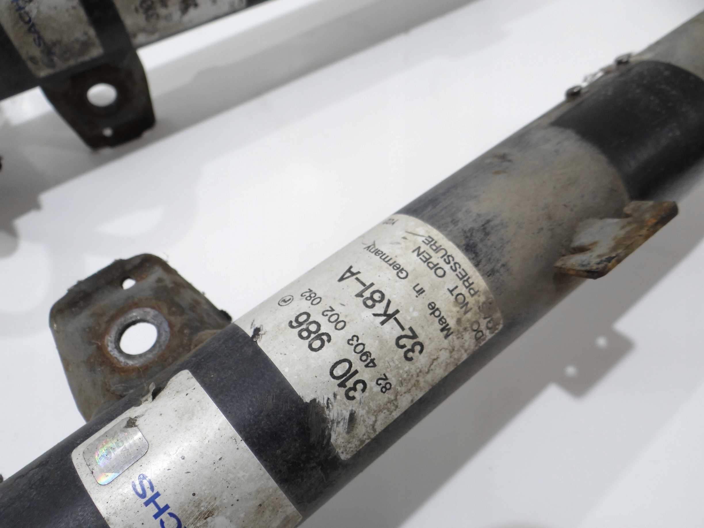 shock absorbers front KOMPLET BMW E87 N52B30A (16932866)