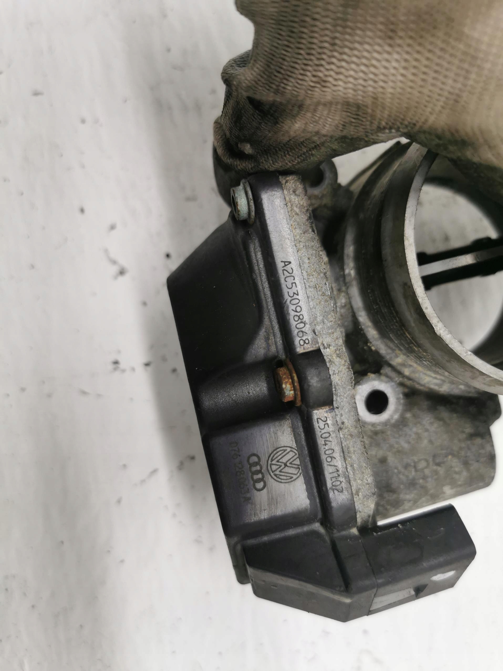 throttle flap VW CRAFTER 2.5 TDI 06-11 076128063A