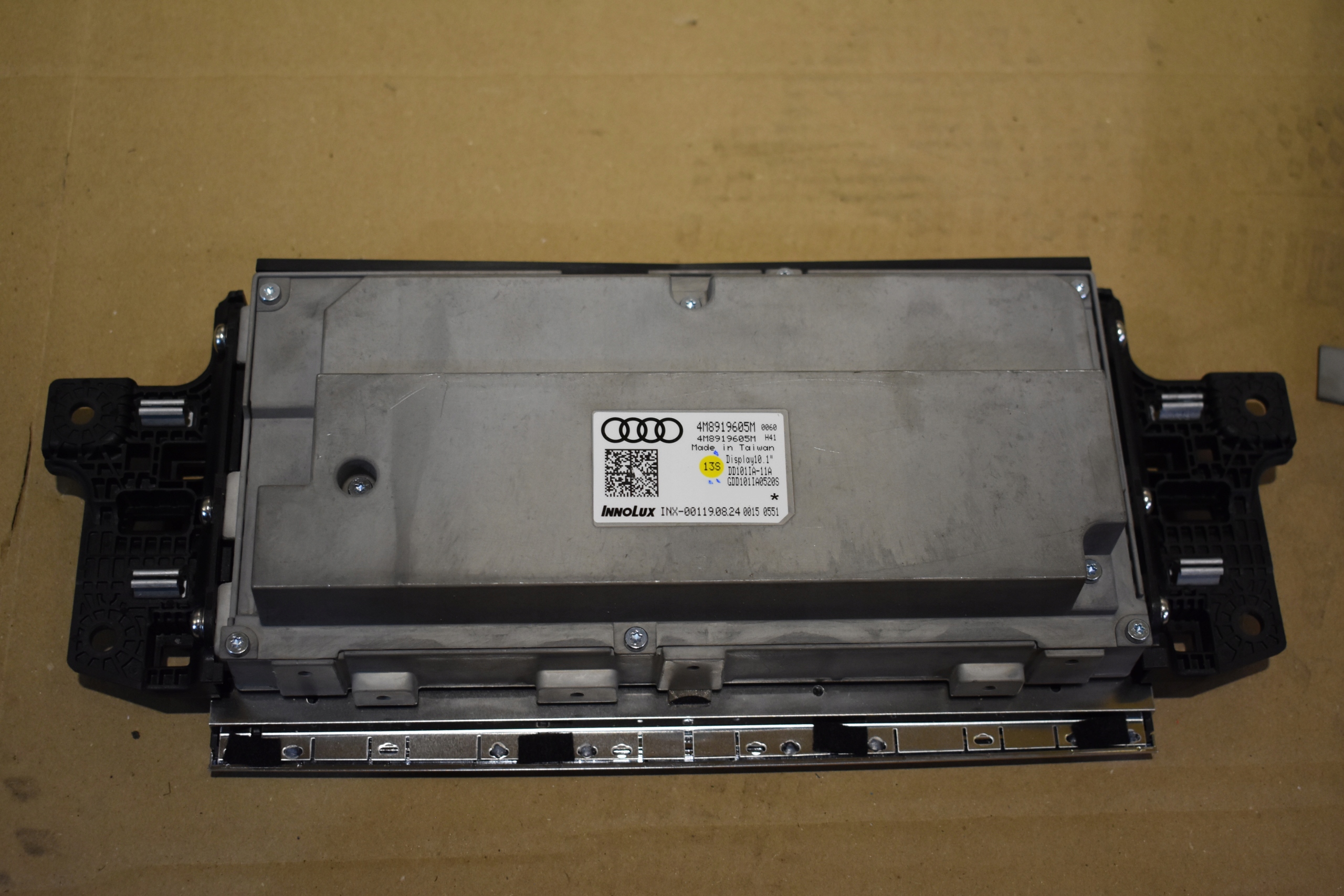 IDEALNY EKRAN Schermo LCD AUDI Q8 1
