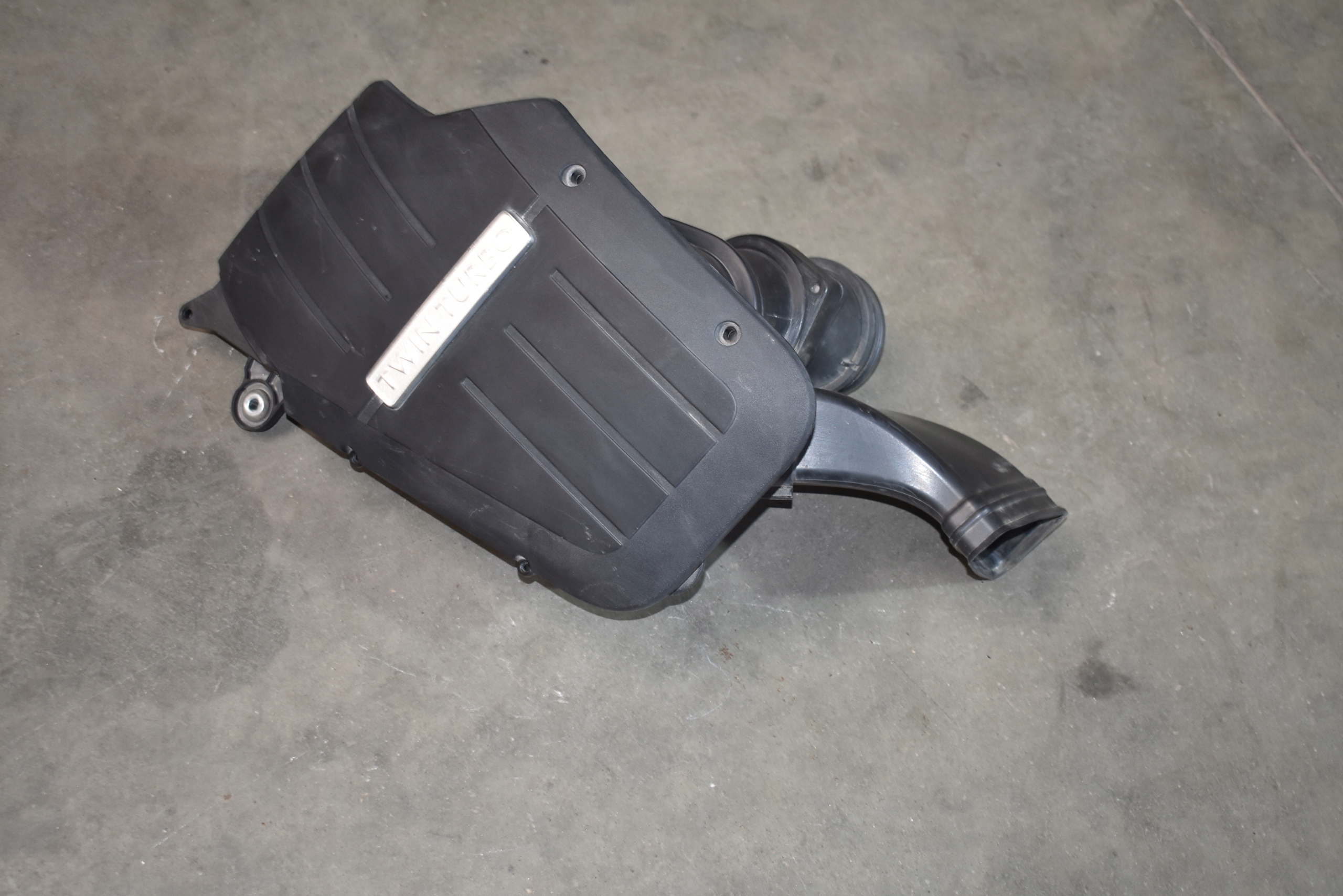 perfect condition air filter housing left BENTLEY FLYING SPUR 15R. 1