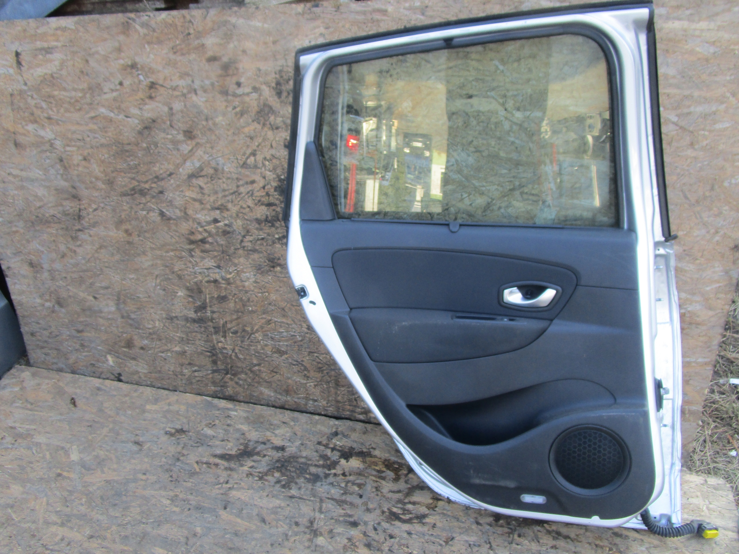 Drzwi tył lewe Renault Scenic III Producent części Renault OE