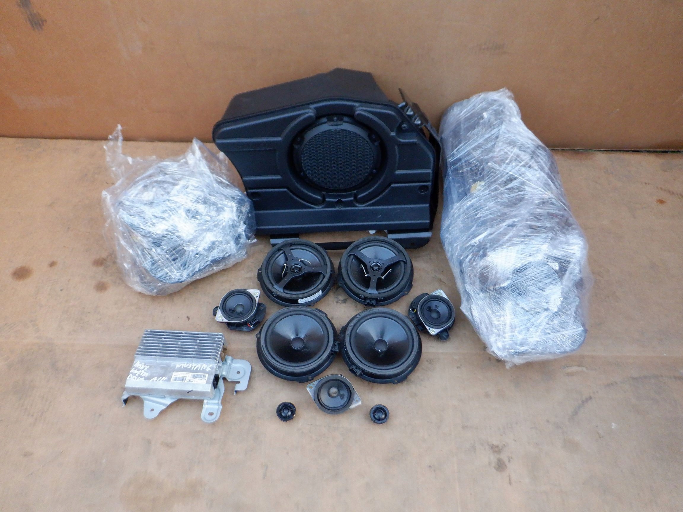 FR3T-19A067-AC - ШЕЙКЕР КОЛОНКИ САБВУФЕР КОМПЛЕКТ ДЛЯ FORD MUSTANG VI