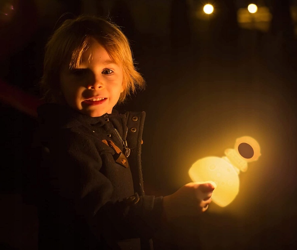 LAMPKA NOCNA ASTRONAUTA KOSMONAUTA DLA DZIECI SILIKONOWA LED RGB NA PILOTA Rodzaj gwintu zintegrowane źródło LED
