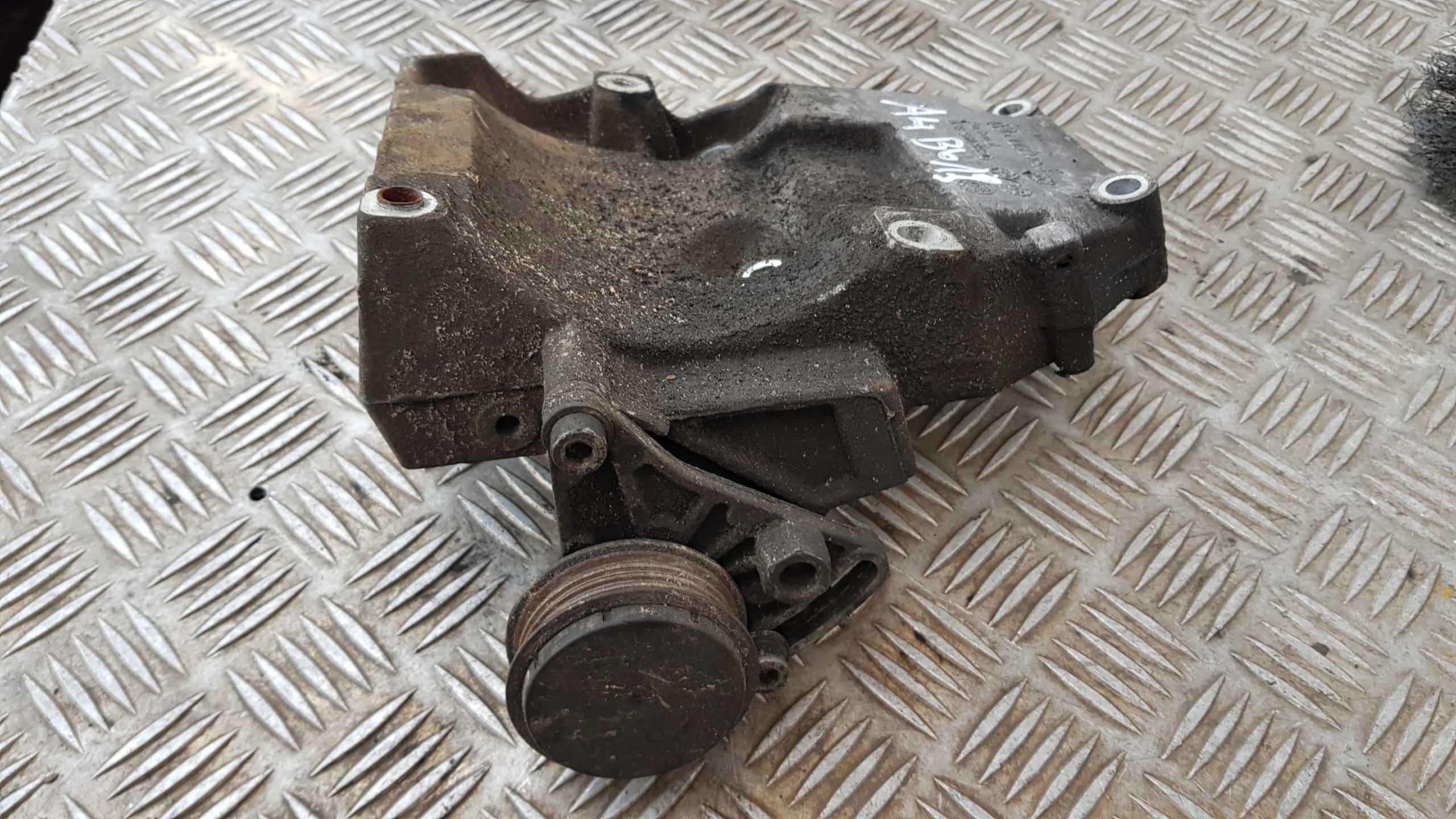 AUDI A4 B6 1.9 TDI Support plaque KOMPRESORA 038260885