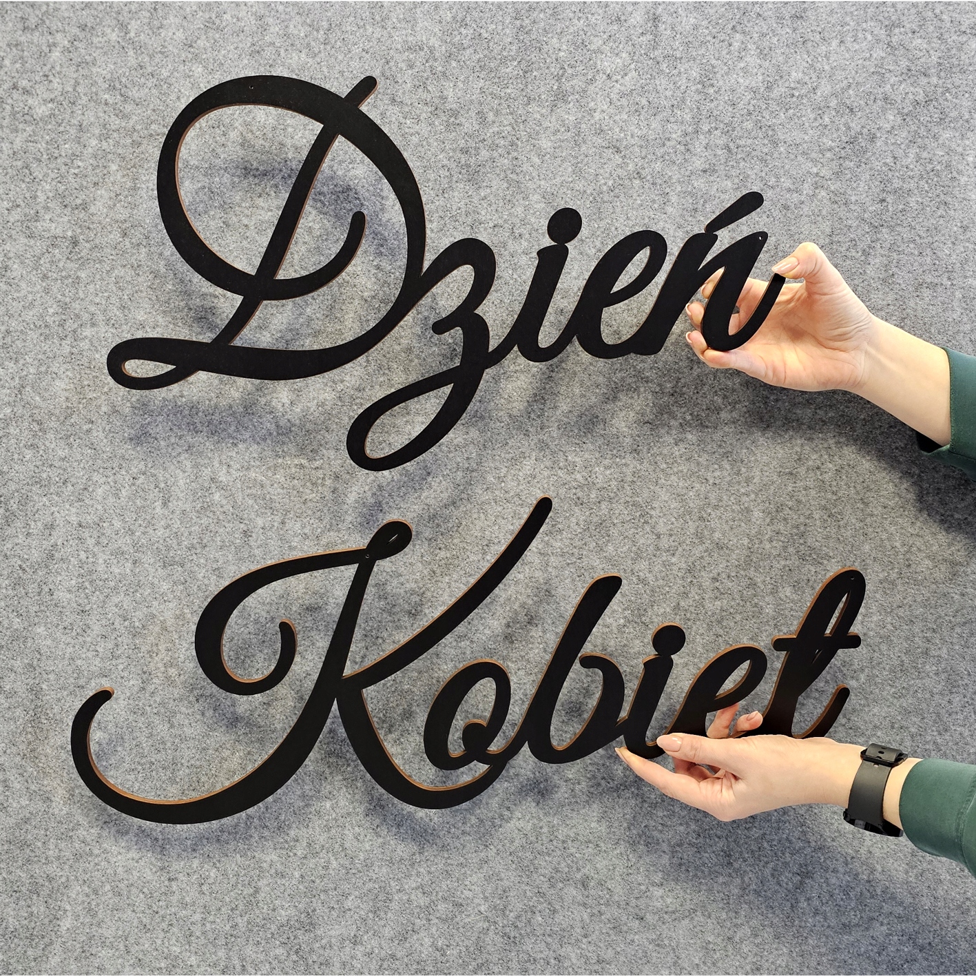 Černý dřevěný nápis Den Žen dekorace na zeď, 3 mm, šířka 60 cm