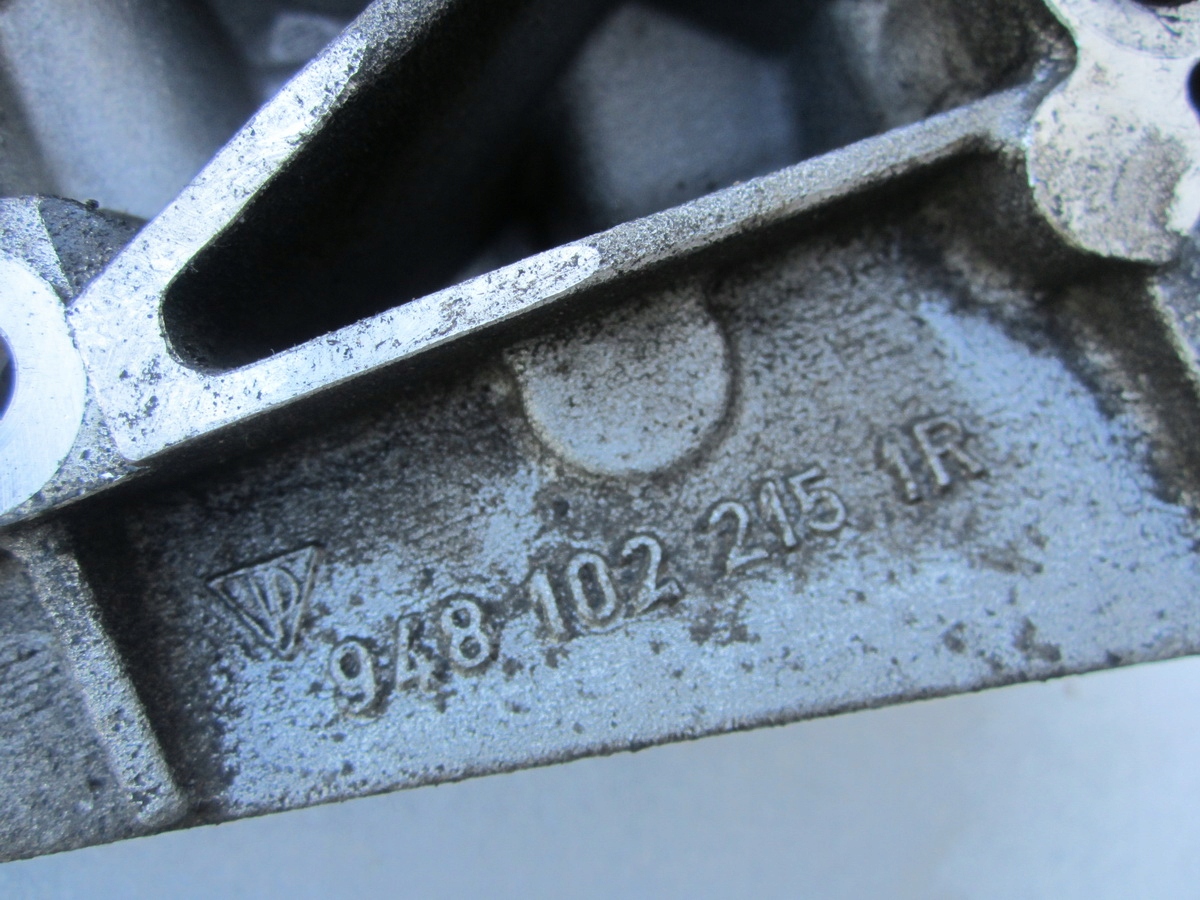 holder engine mount left of the engine Porsche Cayenne II 958 7P5 92A 4.8 V8