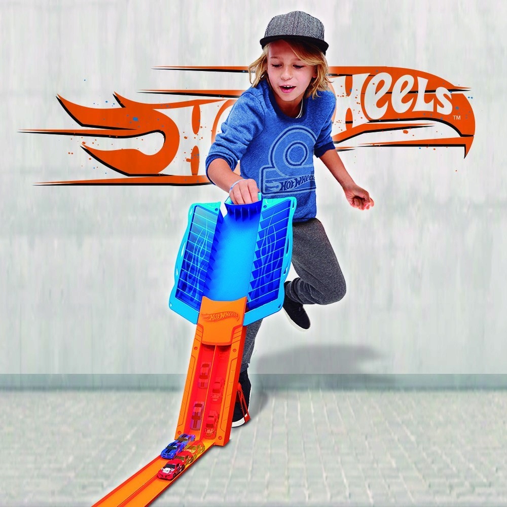 Walizka Hot Wheels z torem wyścigowym Długość torowiska 20 cm
