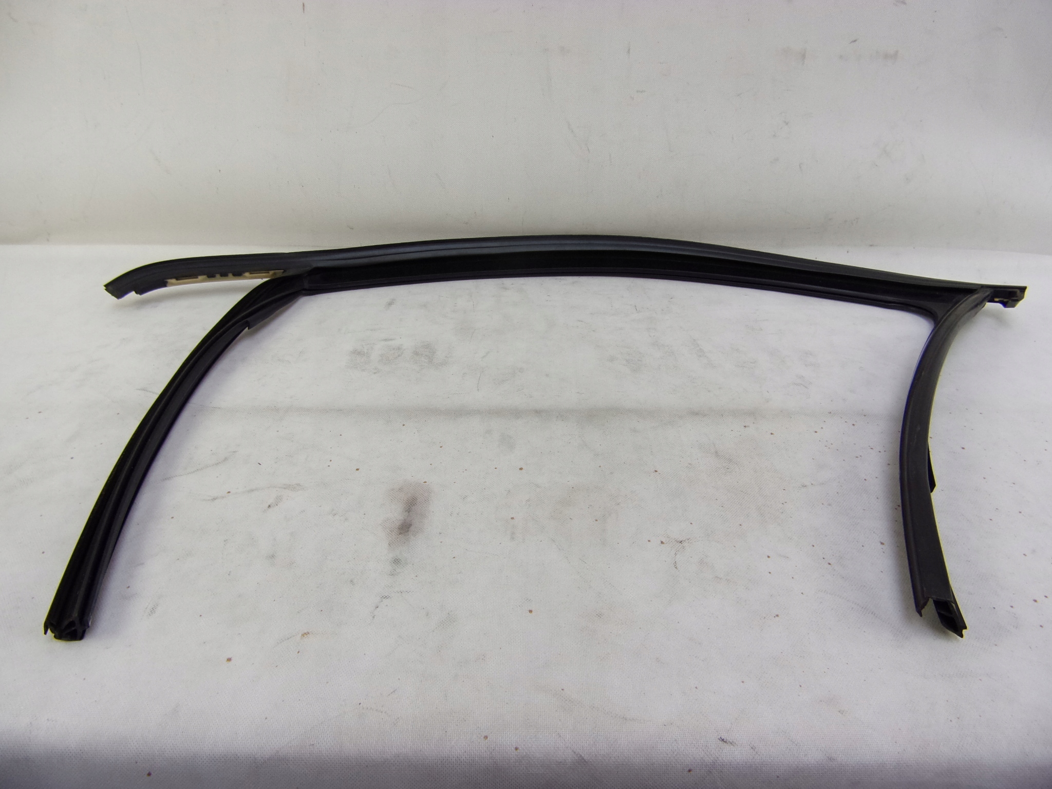 JEEP CHEROKEE KL ПРОКЛАДКА ДВЕРИ ЛЕВАЯ ПЕРЕДНЯЯ