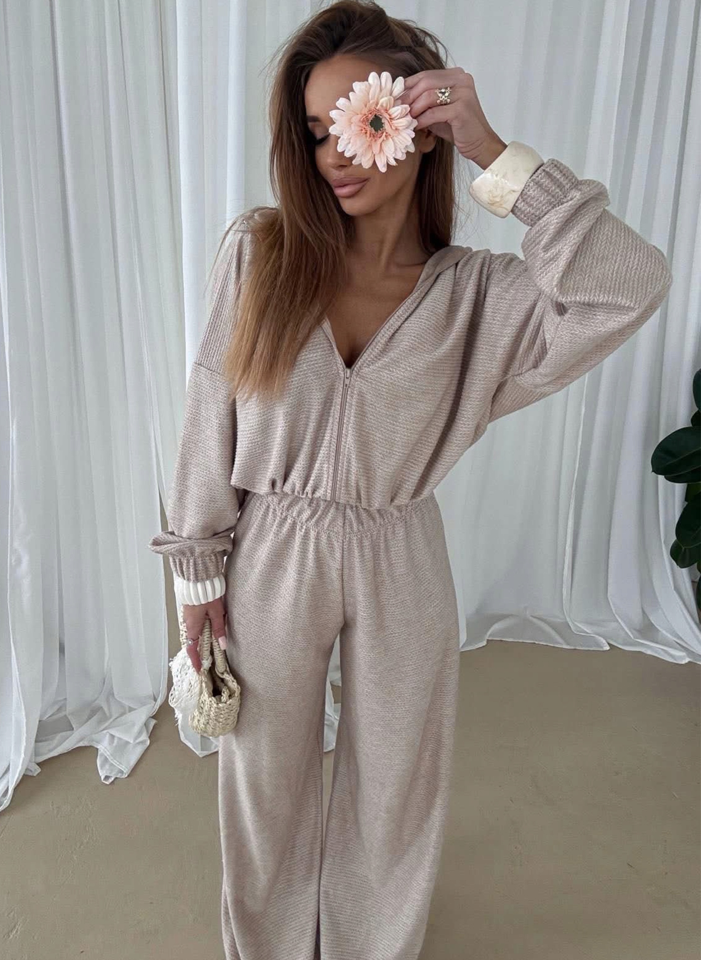 Beżowy komplet damski bluza spodnie w jodełkę Agatha Studio One Size