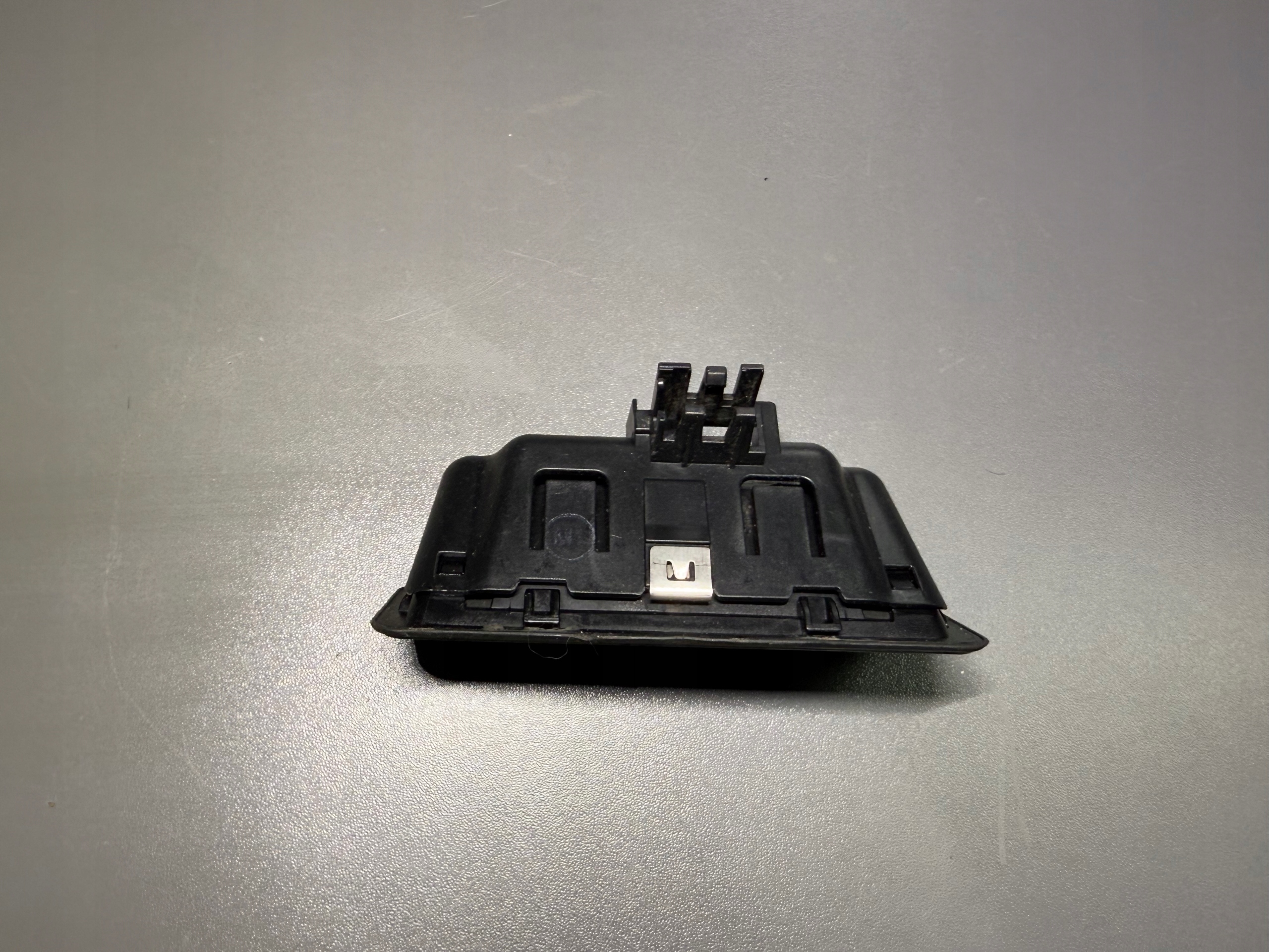 BMW E60 E61 E70 E71 E82 E84 E90 E91 E92 E93 Schalter hinten heckklappe 7118158