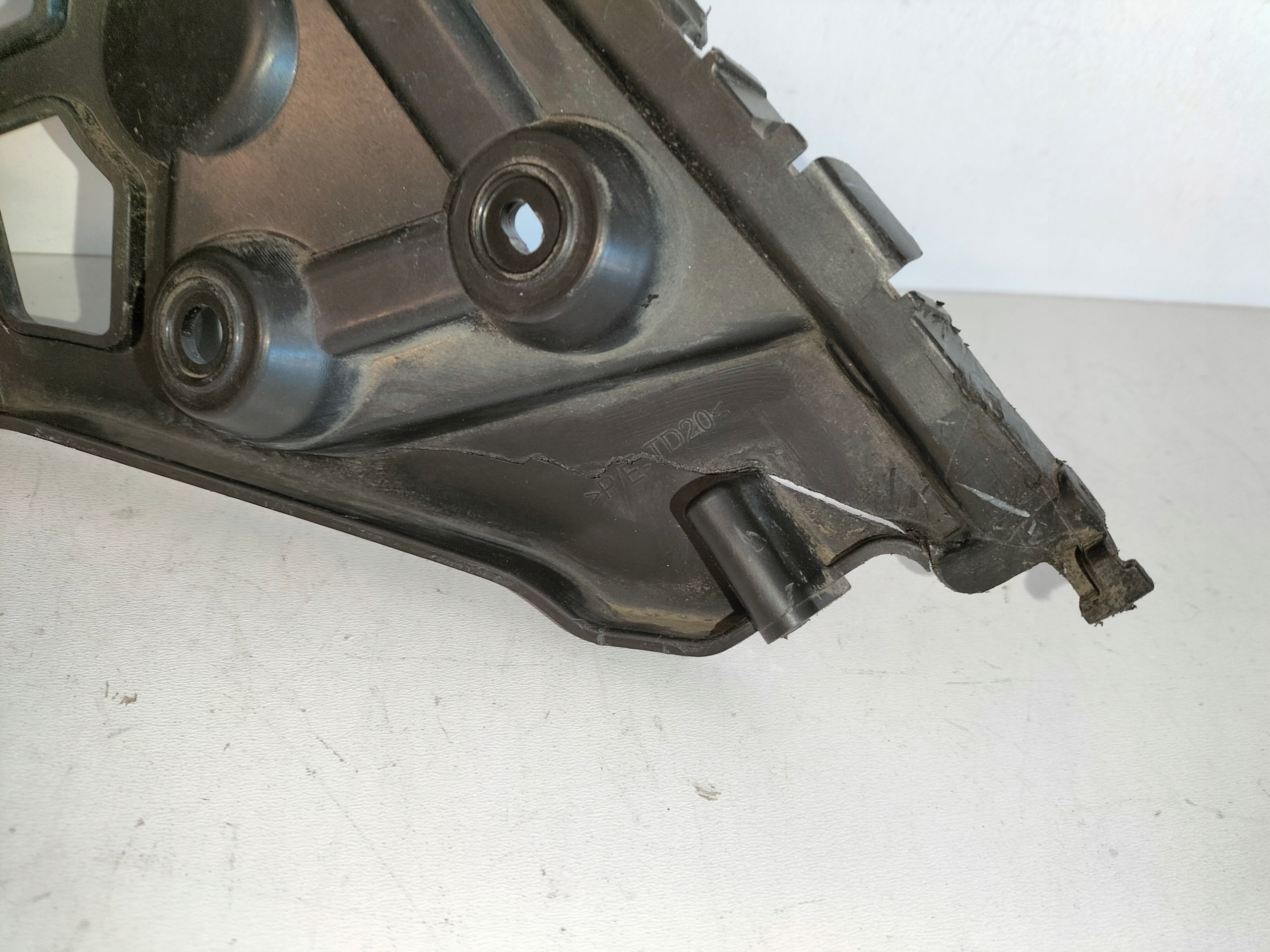 Support Support plaque Pare choc Arrière Gauche RENAULT CLIO 4 IV 12- HB