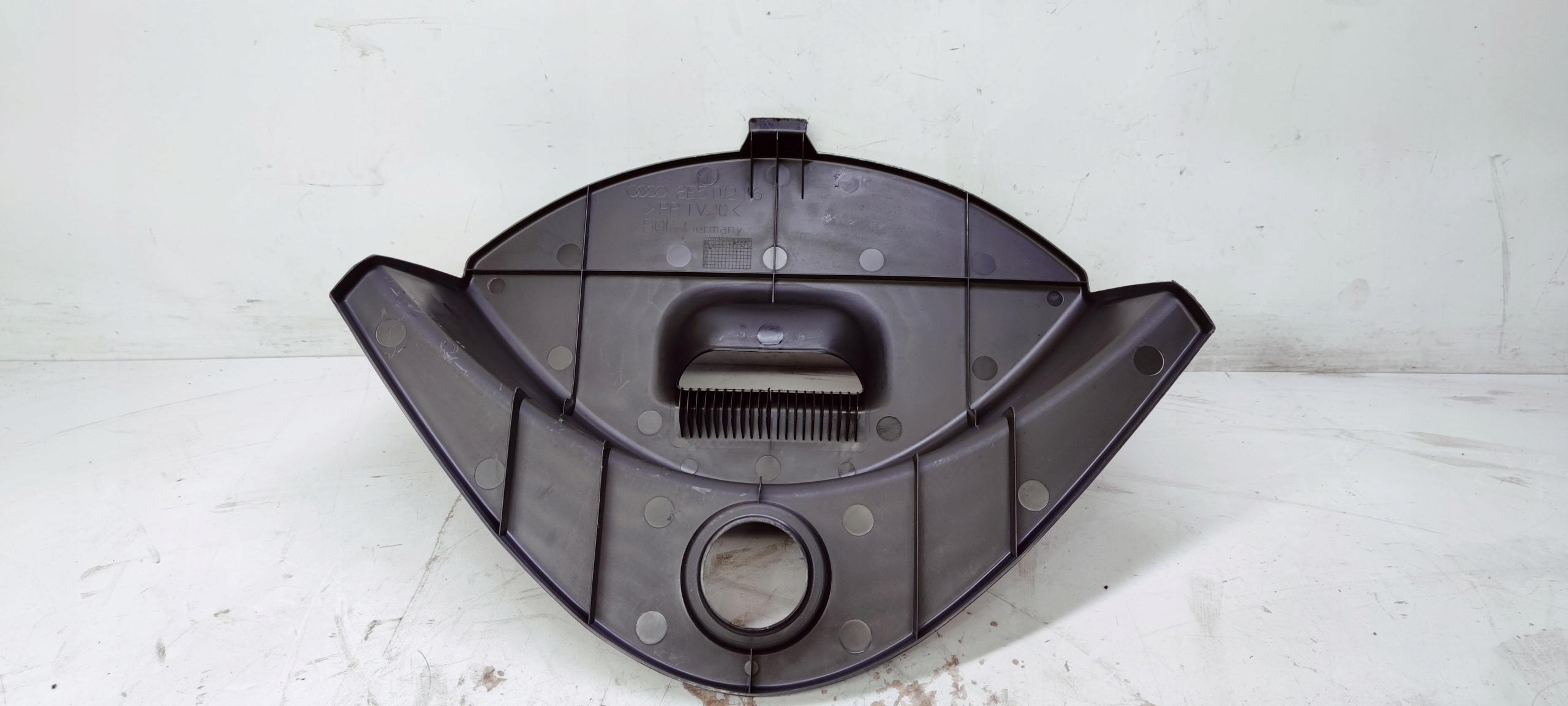 ZAŚLEPKA WKŁADKU KOŁA ZAPASOWEGO AUDI A4 8E5012116 Producent części Audi OE