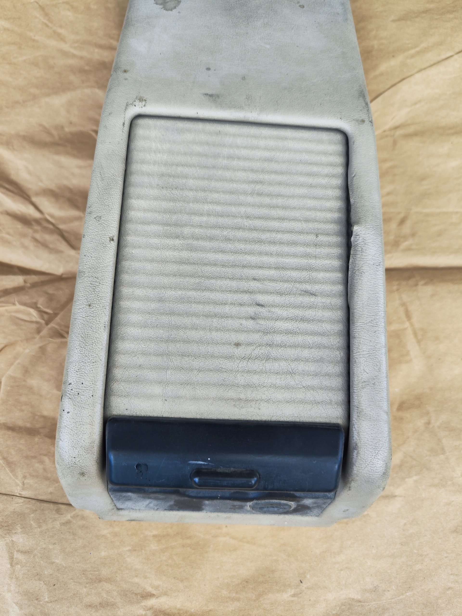 passenger compartment Z ROLETKA W TUNEL central armrest MERCEDES W124