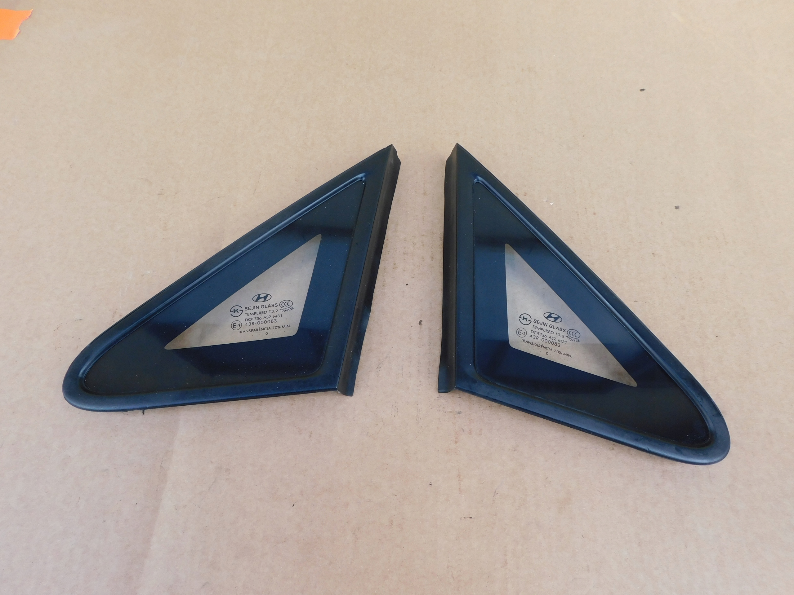 window Trojkat pillar front left right Hyundai H1 II Grand Starex original