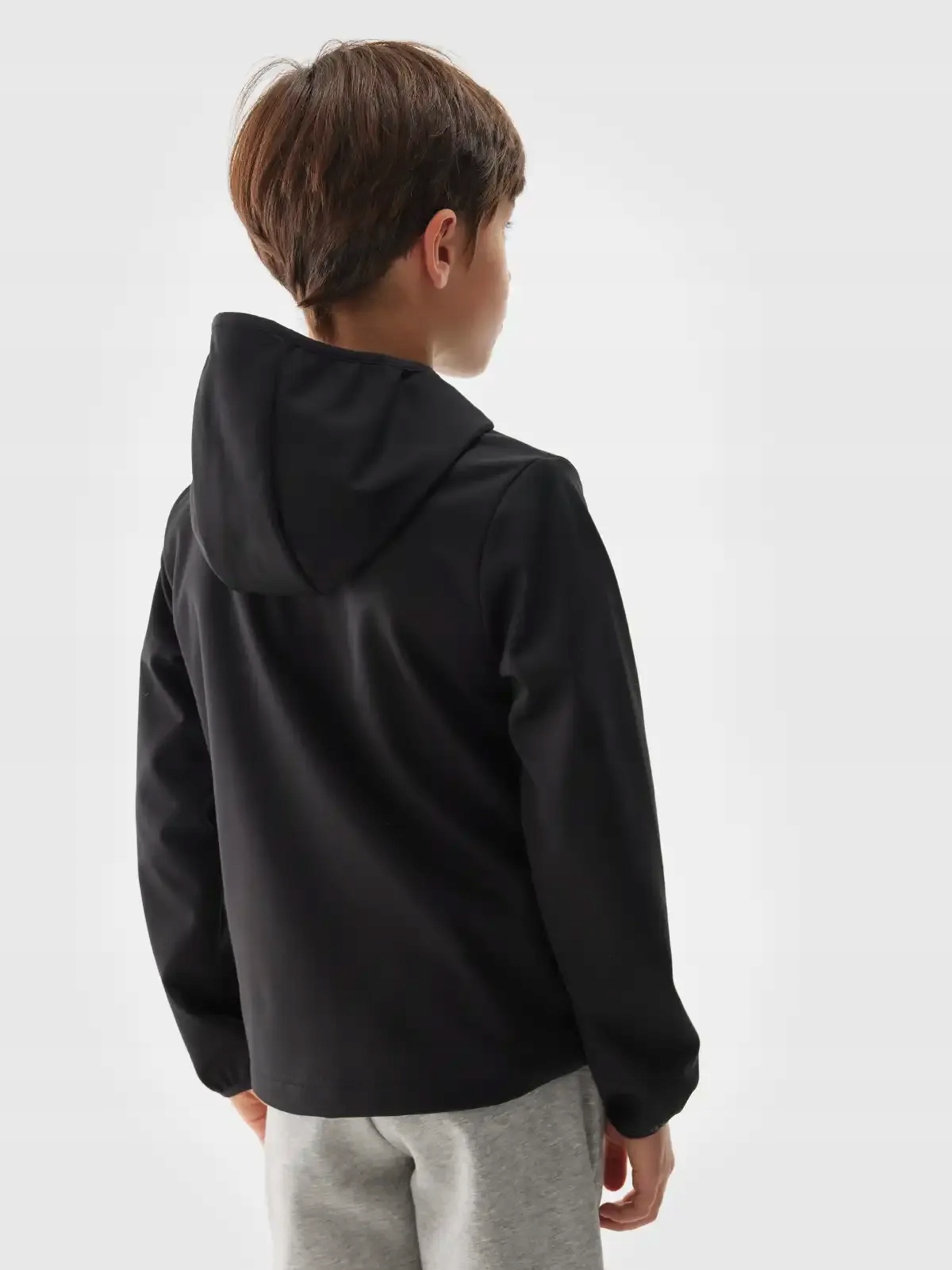 KURTKA PRZEJŚCIOWA CHŁOPIĘCA 4F SOFTSHELL SPORTOWY Z KAPTUREM AW24M269 Sezon jesienny wiosenny