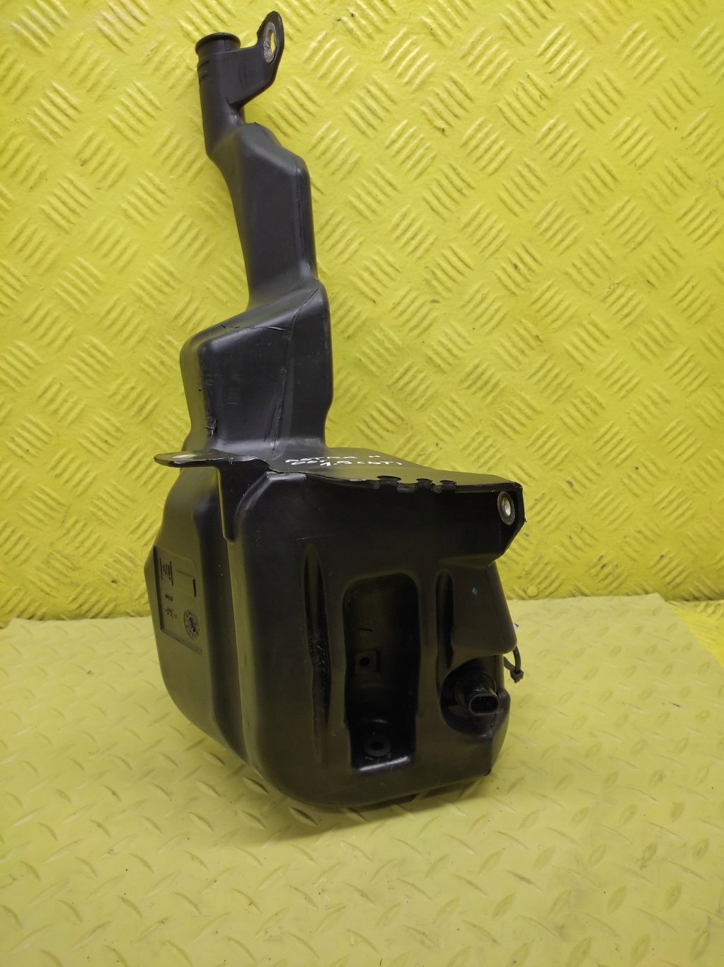 OPEL ASTRA H 1.9 CDTI washer fluid tank