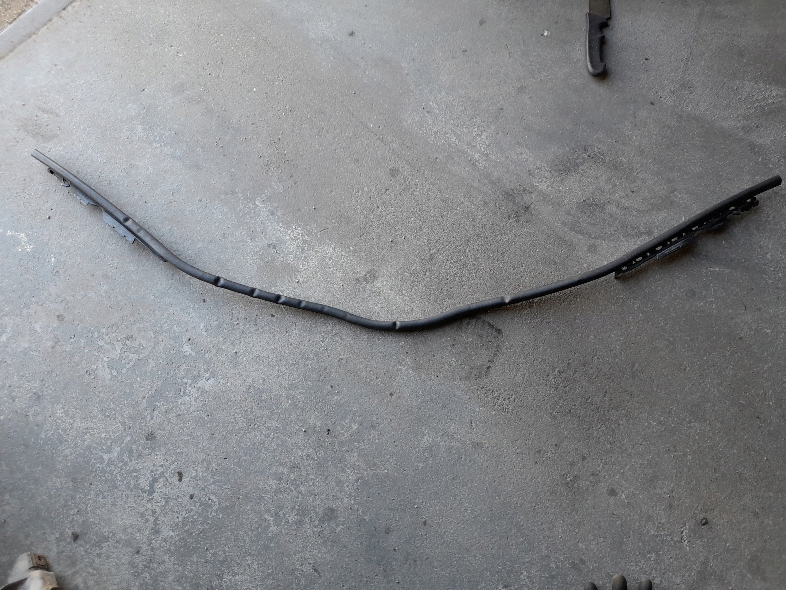 BMW E87 04-07r. uszczelka maski na zderzak