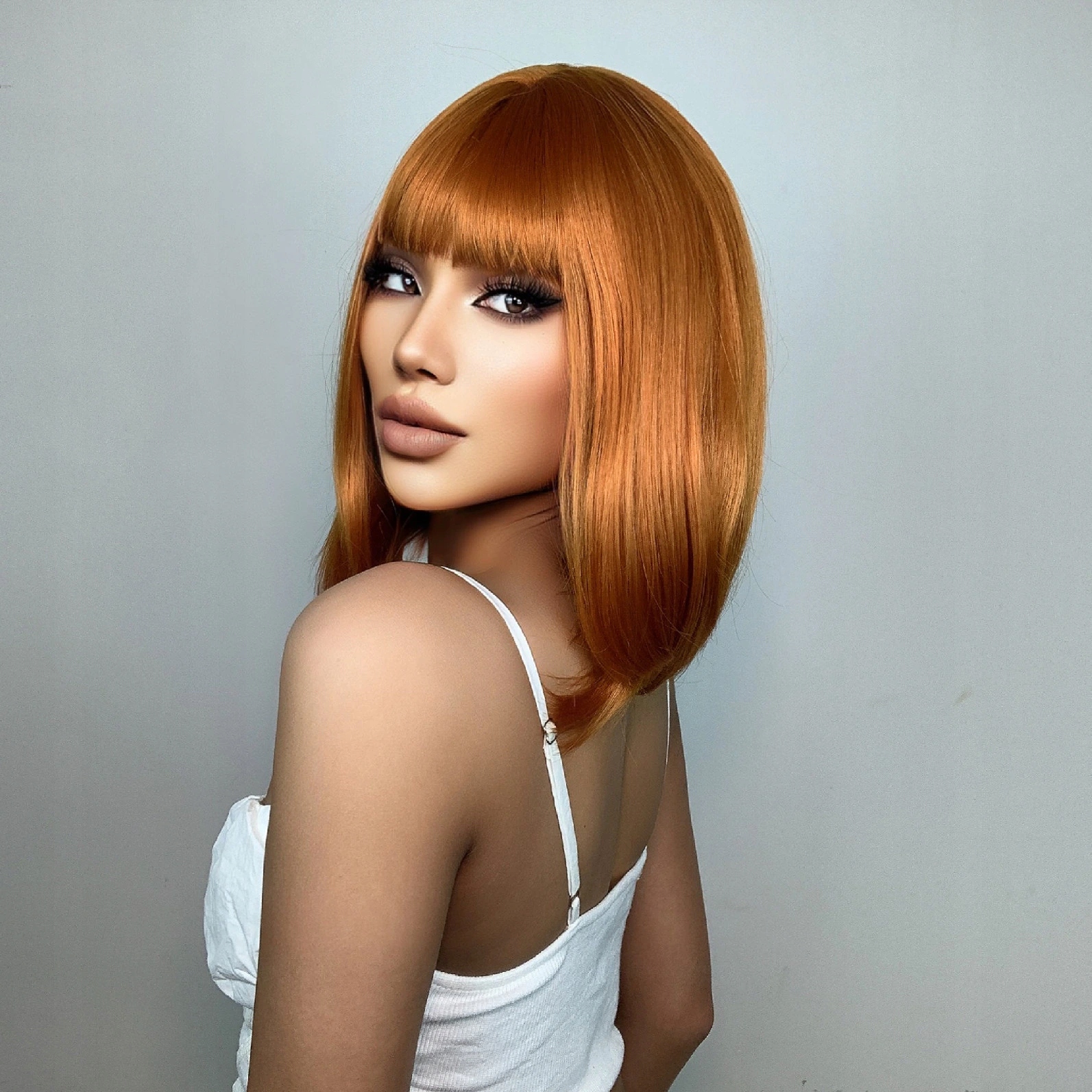 Měděná paruka Ember s hladkým leskem a ofinou