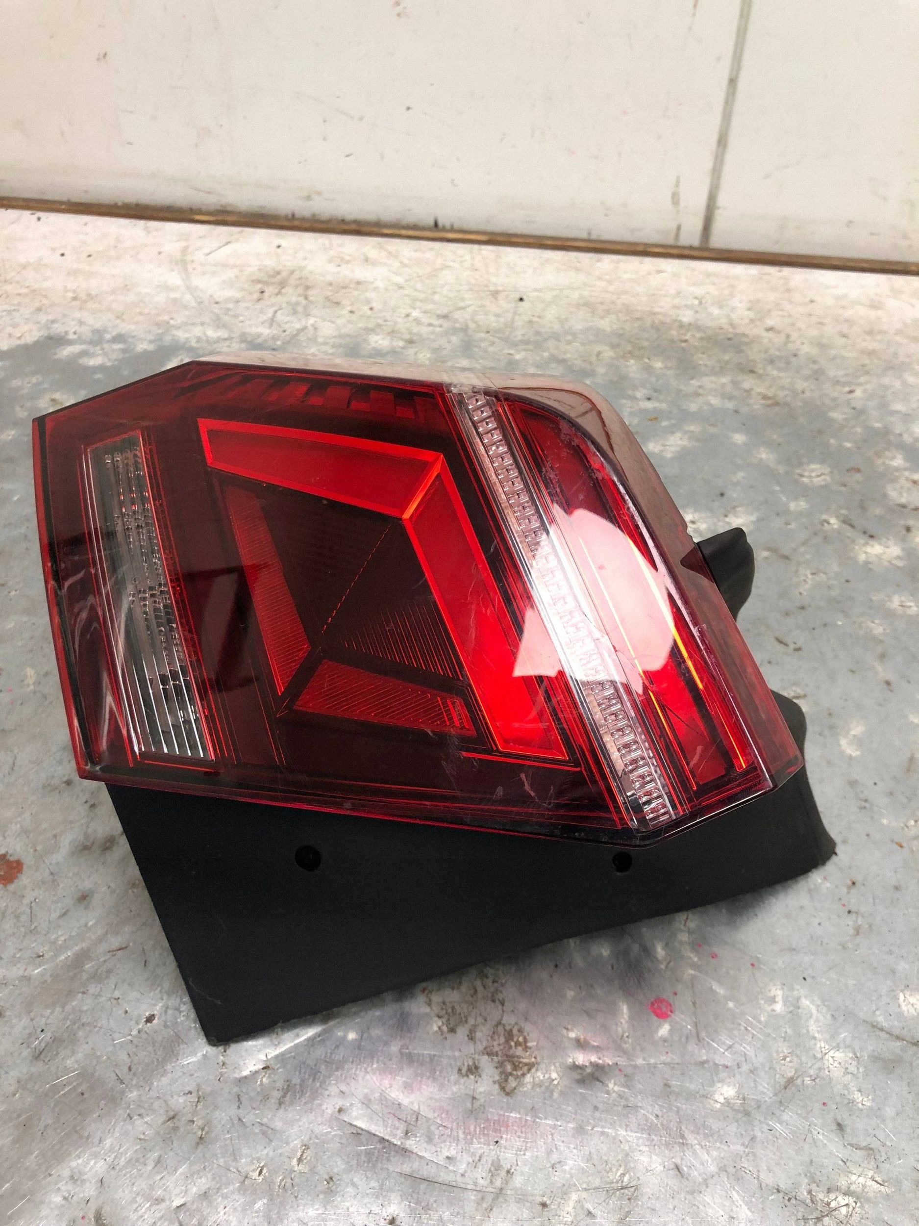 light left rear part VW TIGUAN II LIFT 5NA945207J
