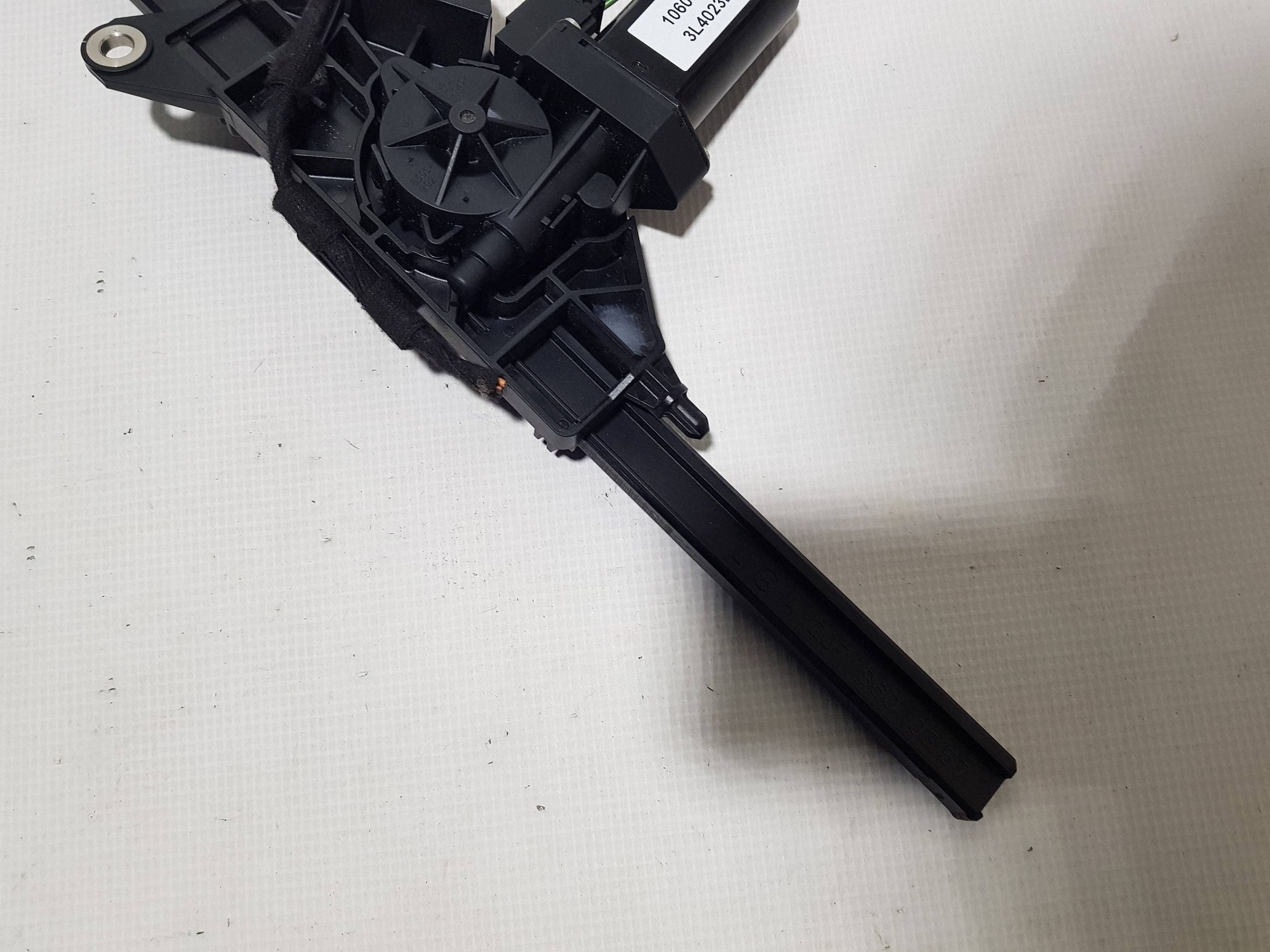 MERCEDES E-class W207 C207 COUPE PODAJNIK supports left front A2078600182