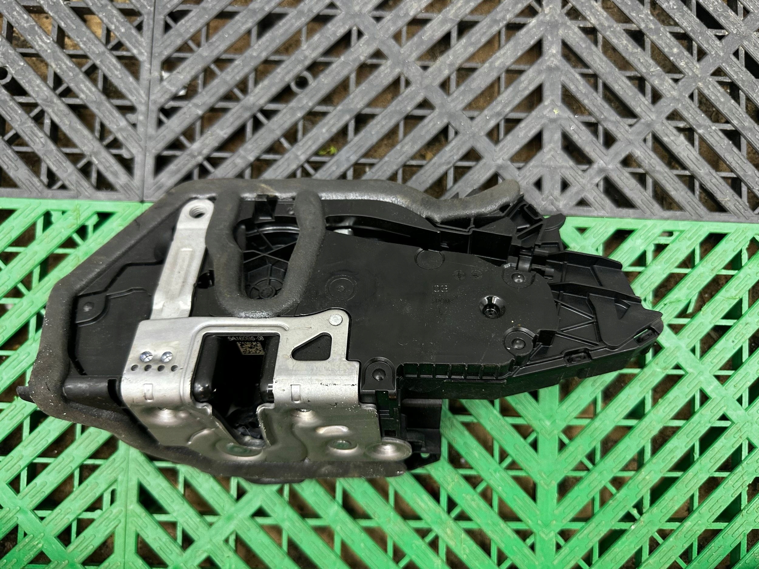 lock door przednich BMW X1 U11 5A160B5