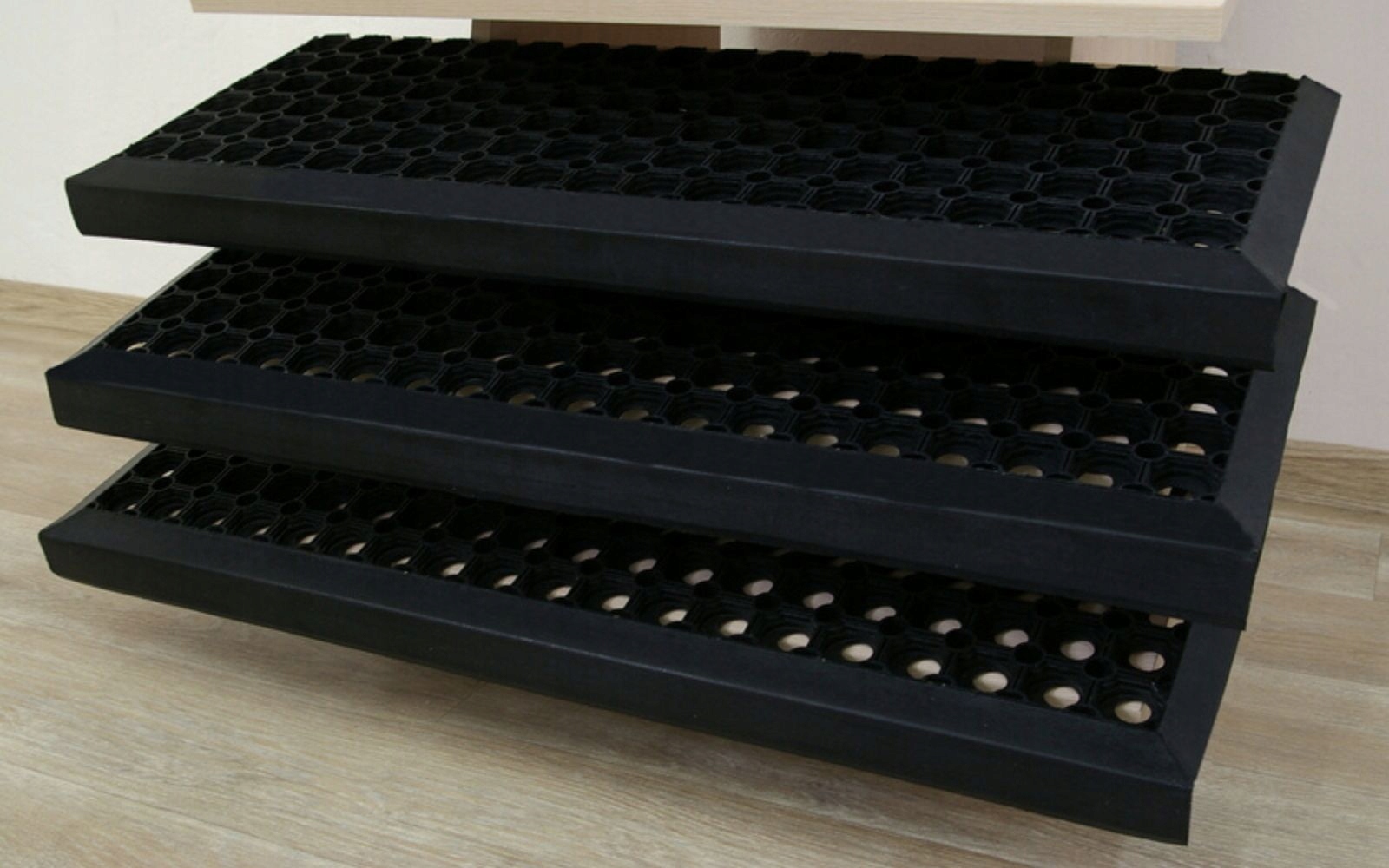 NAKŁADKI NA SCHODY AŻUROWE GUMOWE ZEWNĘTRZNE GUMY NA SCHODY Z RANTEM 80 cm Grubość 17 mm