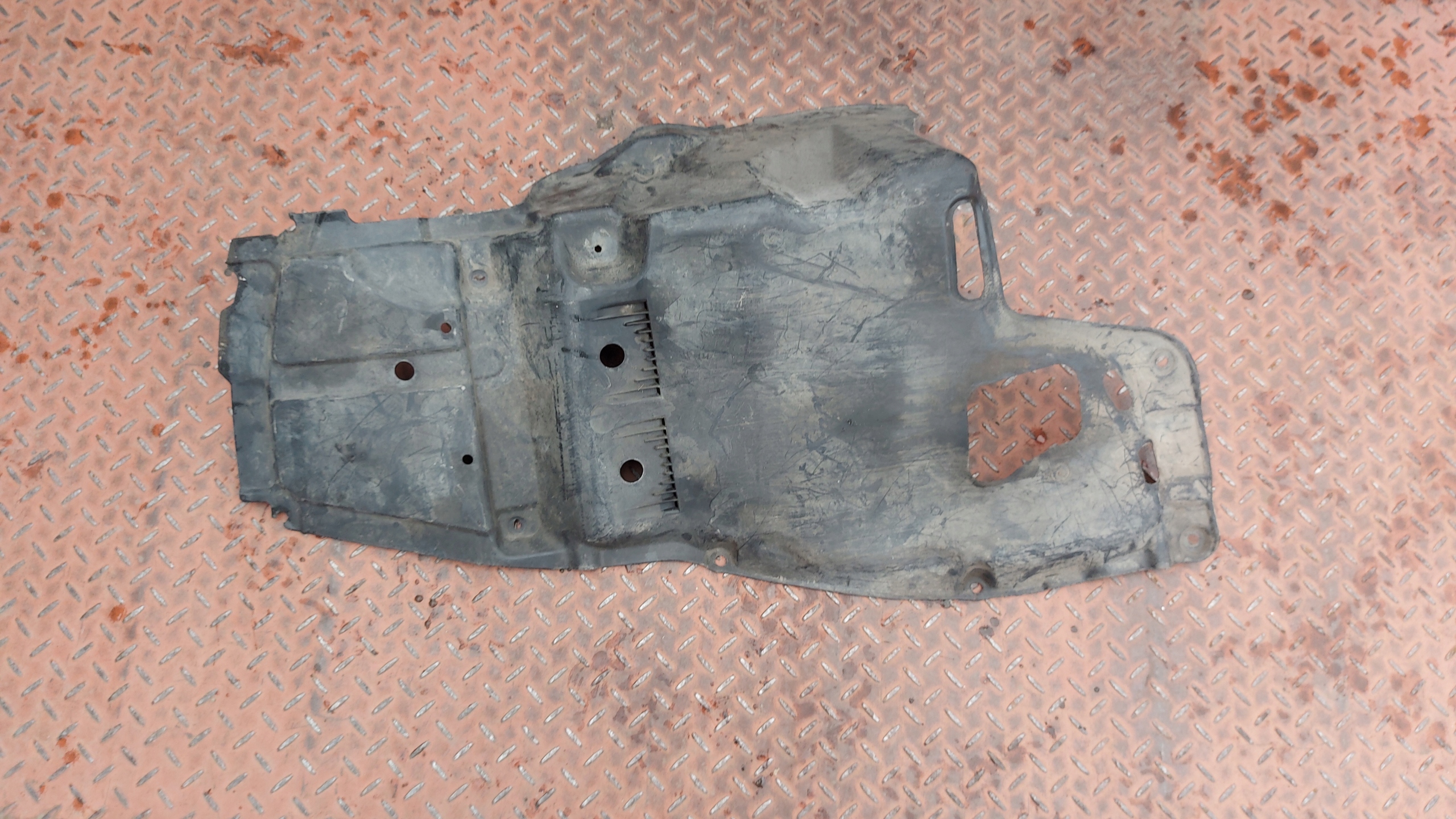 motor cover lower left TOYOTA COROLLA VERSO 04