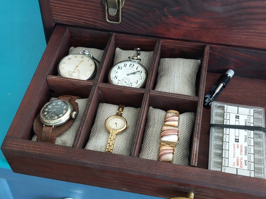 KOMÓDKA SKRZYNECZKA KASETKA PUDEŁKO NA16 ZEGARKÓW DREWNO ROBIONA RĘCZNIE Materiał drewno